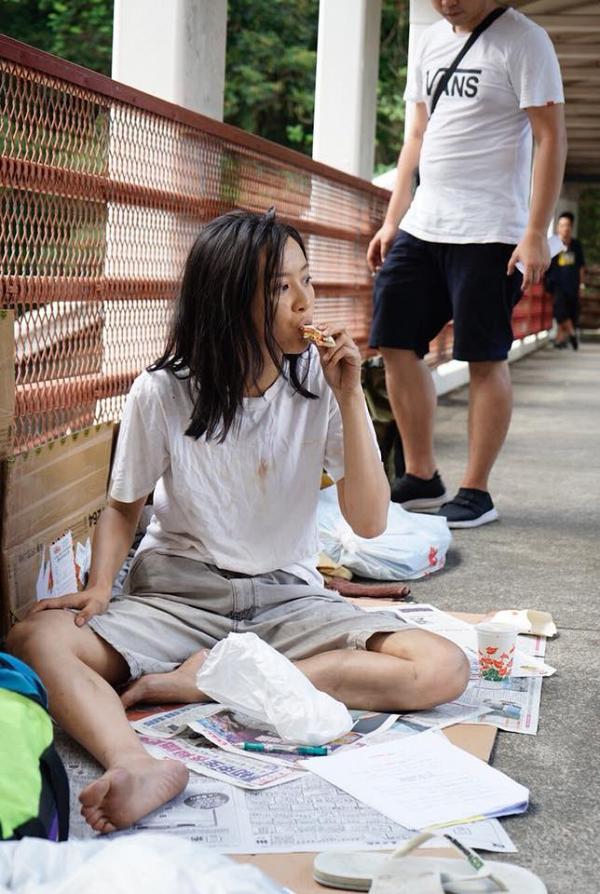 陳法拉處女執導短片《人來人往》,不理身勢。