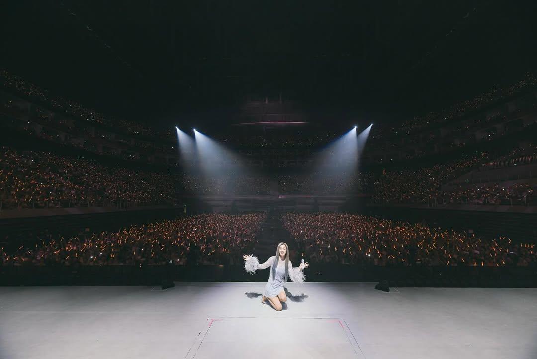 范瑋在成都舉行《我們之間的故事》巡迴演唱會,與歌迷大合照。