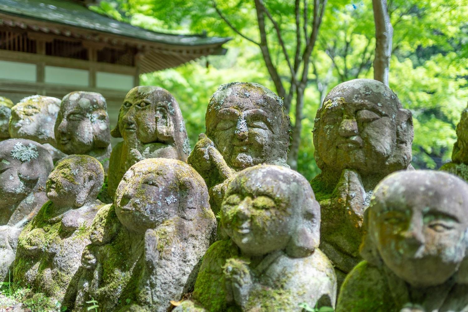 寺內大量手造石佛,吸引遊戲到場拍照。(X)