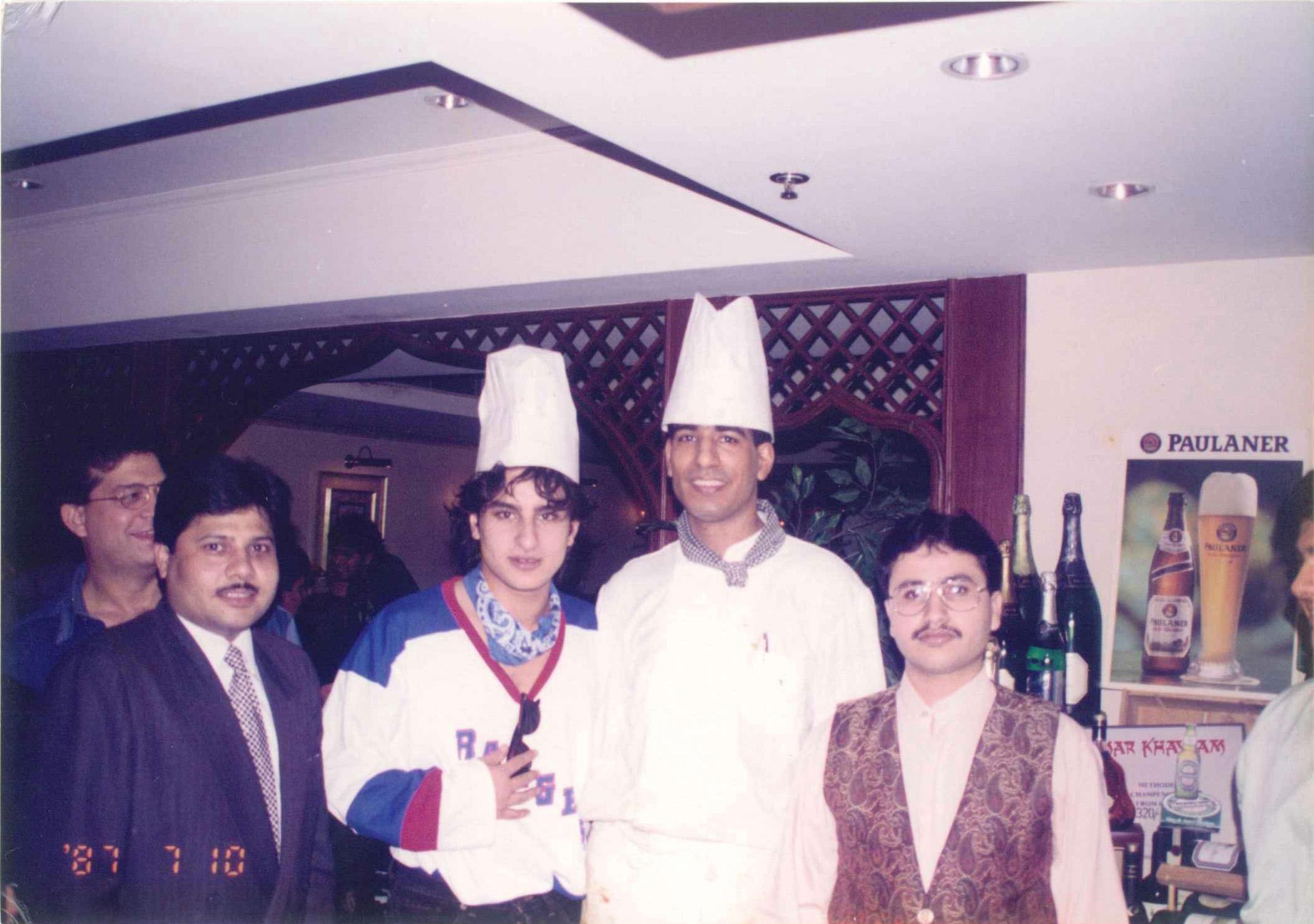 早年著名印度演員Saif Ali Khan大駕光臨,Rajeev先生(左)親自招待。(餐廳提供照片)