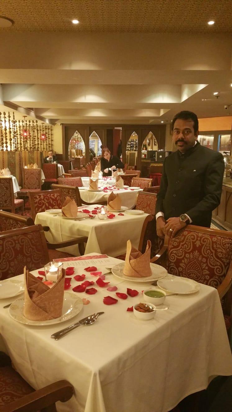 Mr.Ali服務了32年之久。(餐廳提供舊照)