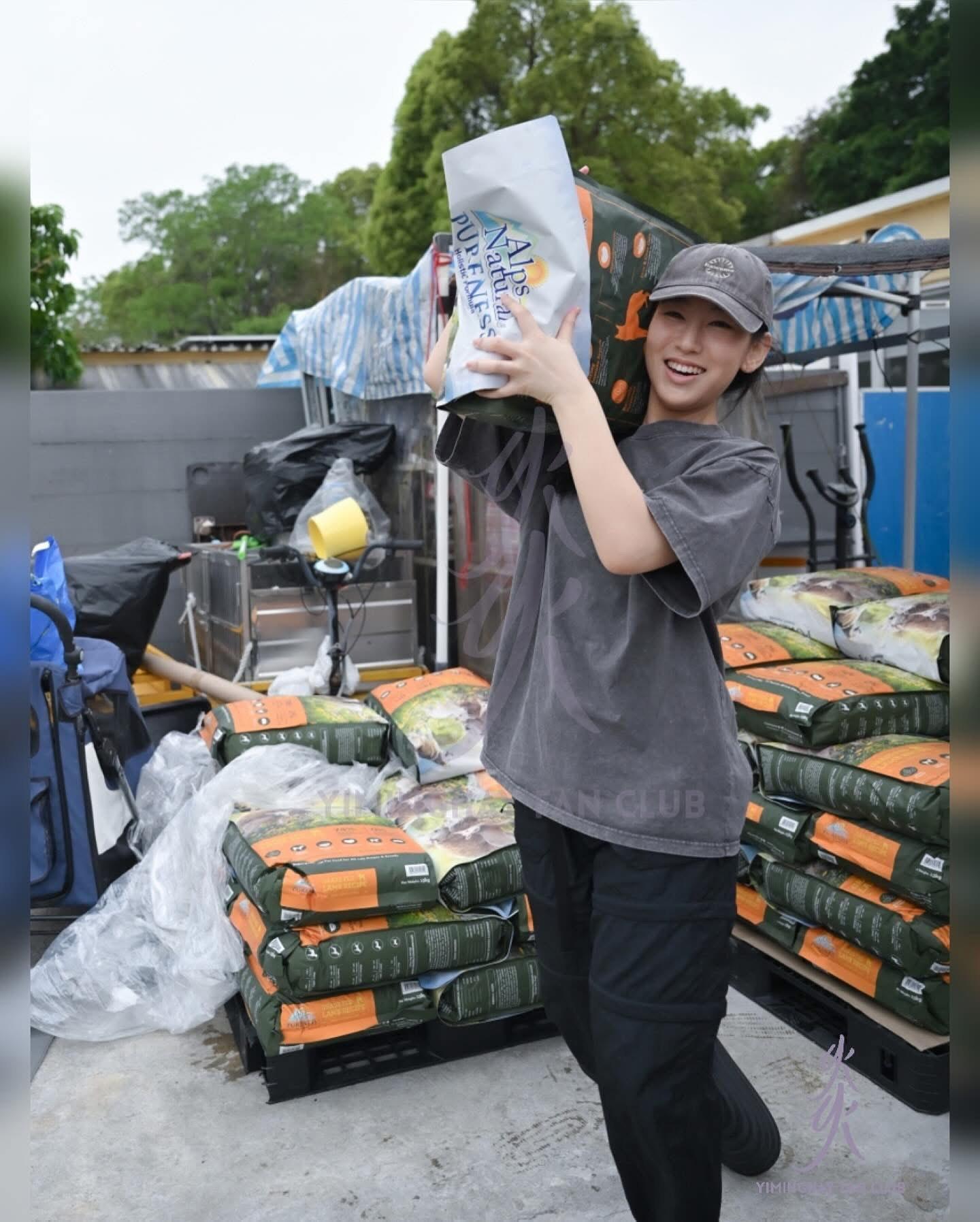 Gigi貼地搬狗糧。