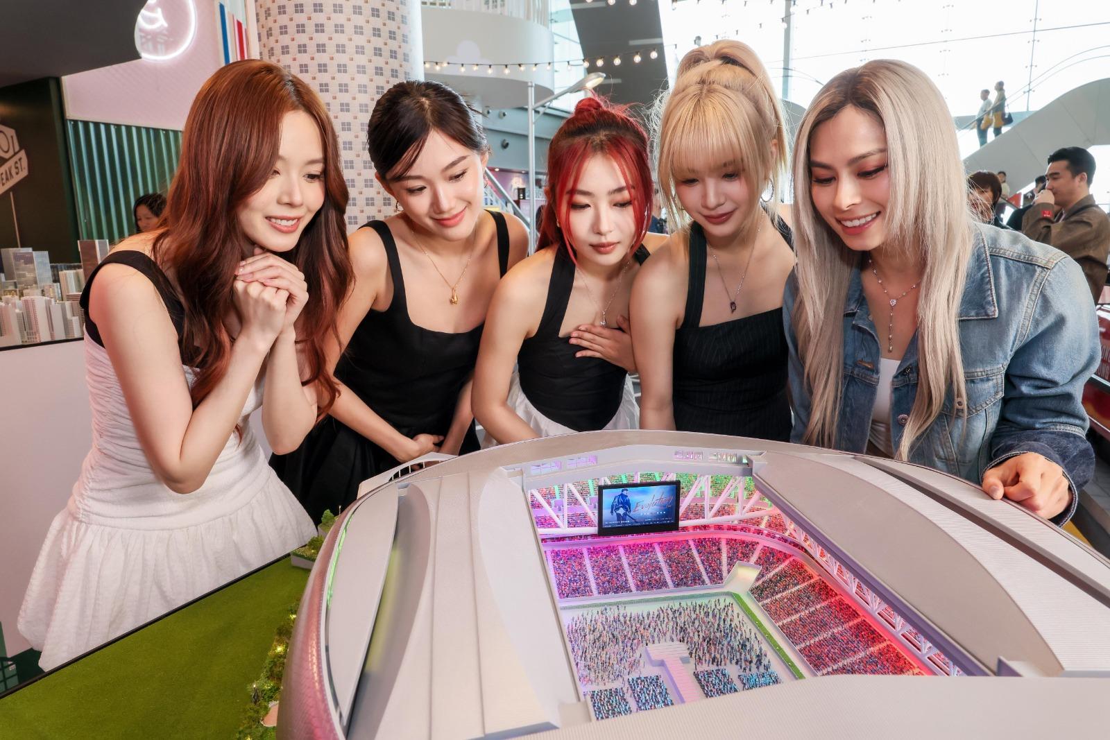 VIVA與師姐Gin Lee,參觀《啟德主場館》時,大讚amazing