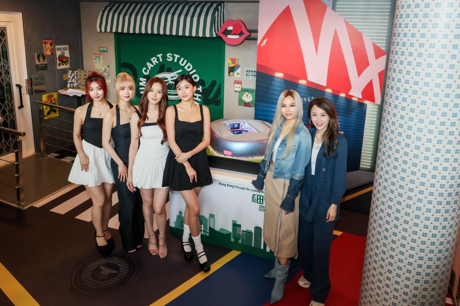 Gin Lee與師妹女子組合VIVA及英皇娛樂高層張雅麗,出席《細看香港》微型藝術展。