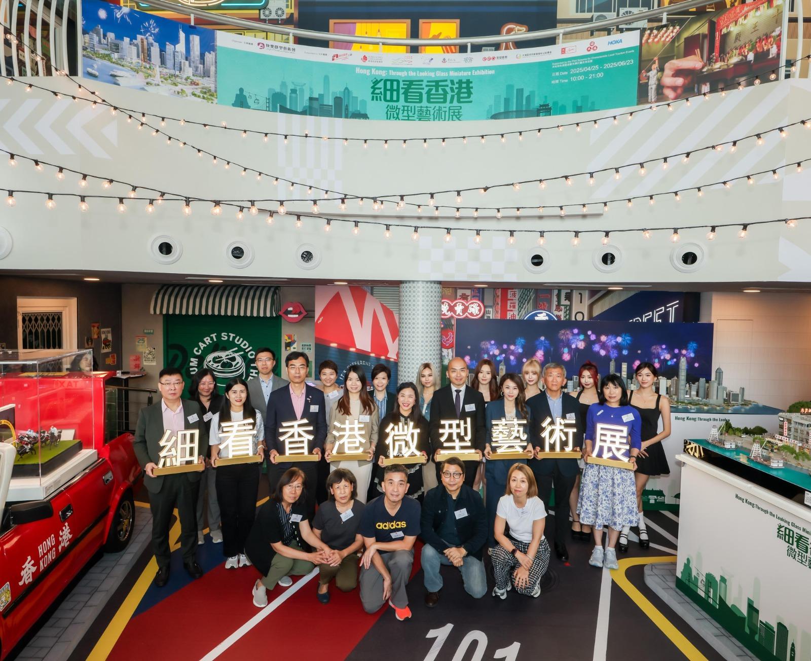 VIVA於展覽裡與一眾嘉賓大合照。