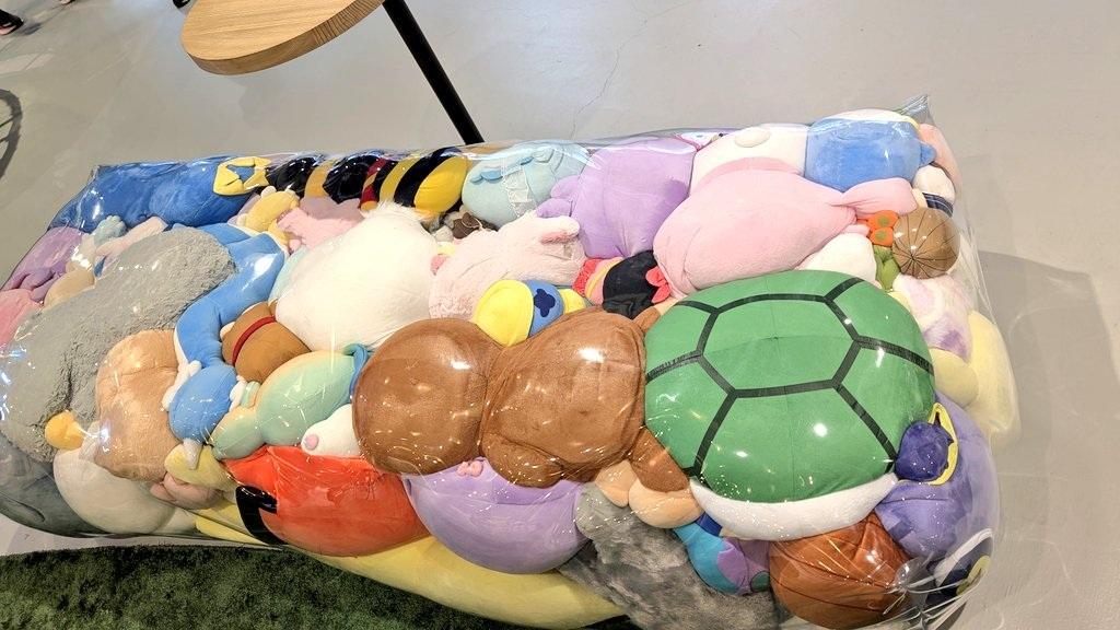 有關的毛公仔長凳。(X)