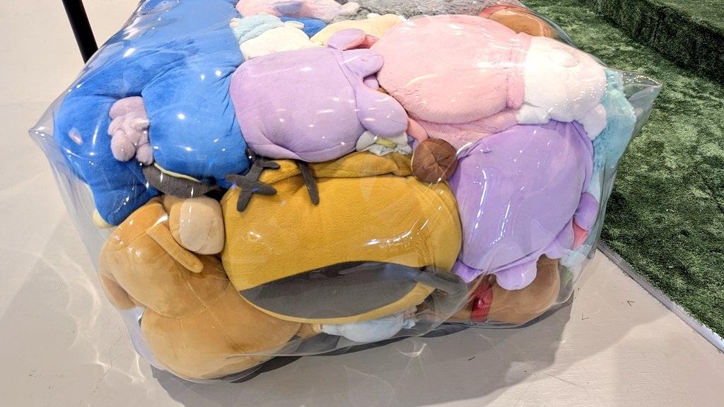 有關的毛公仔長凳。(X)