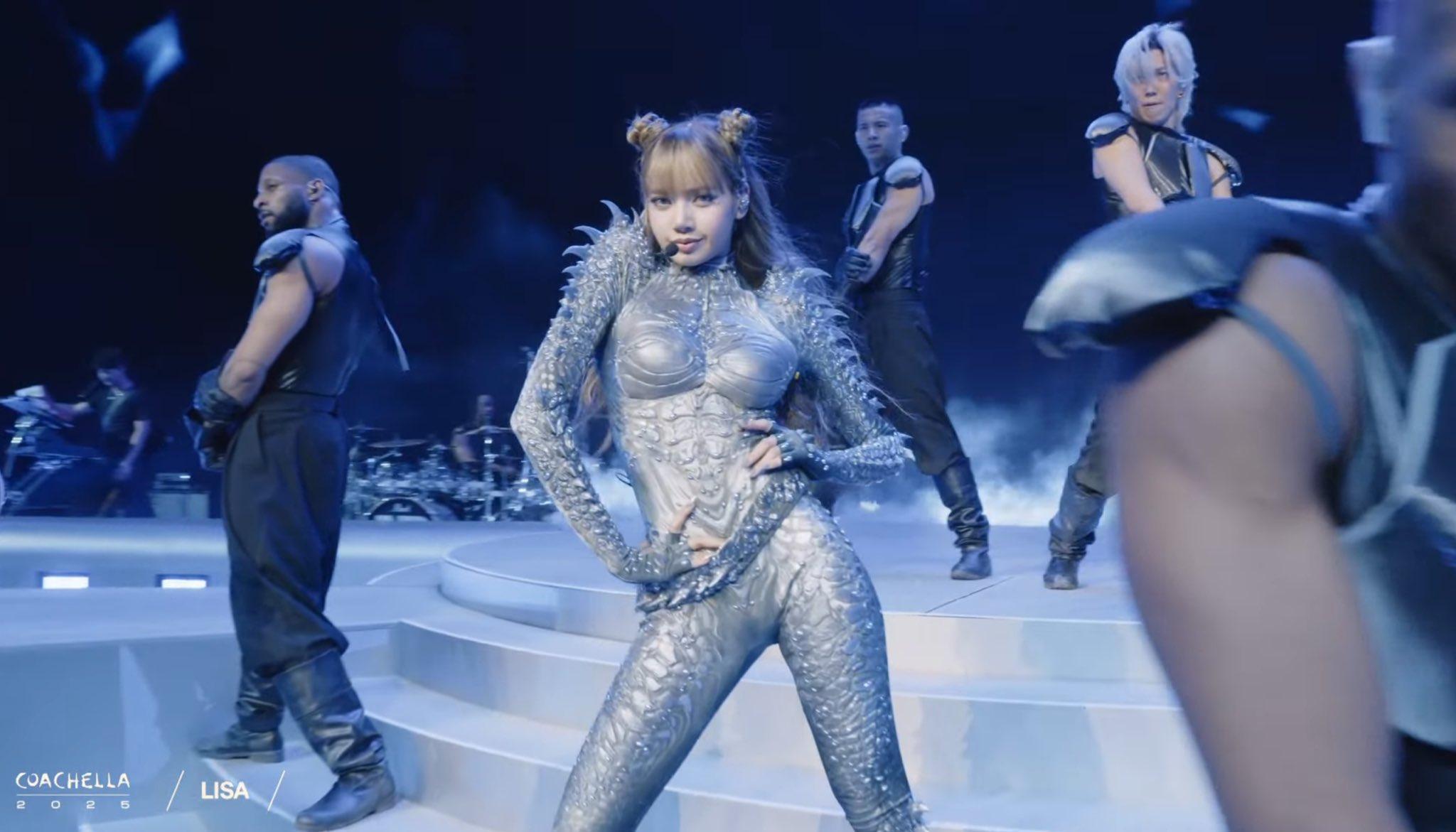 Lisa的前衛造型,驚豔Coachella音樂節的舞台。