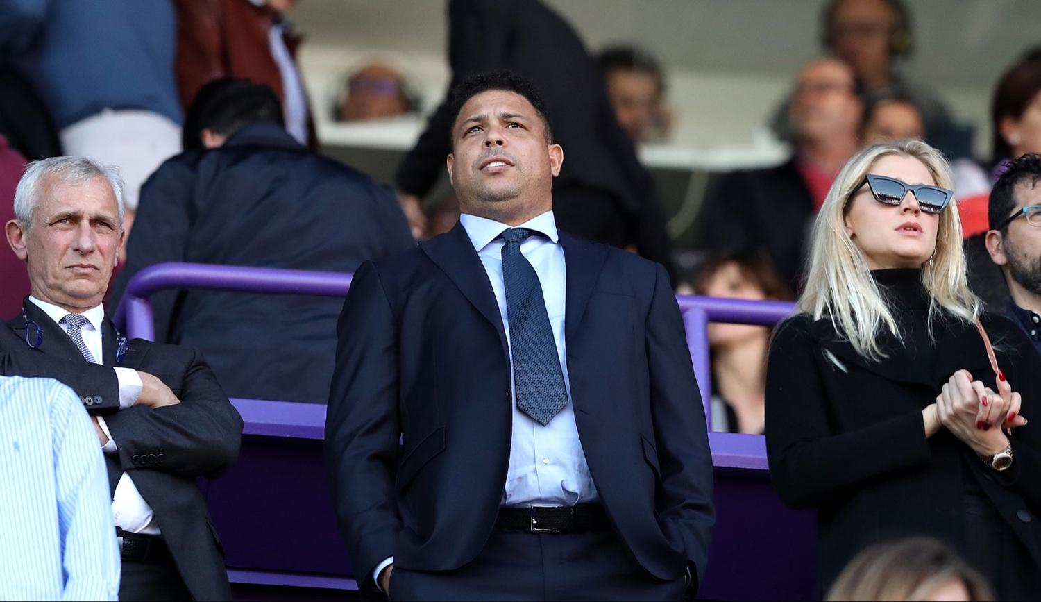 華拉度列的班主朗拿度因為球隊降班惹批評。(X)