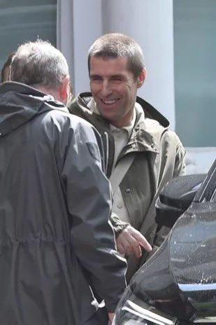 Liam Gallagher一到現場即與相熟朋友擁抱聚舊。(網上圖片)