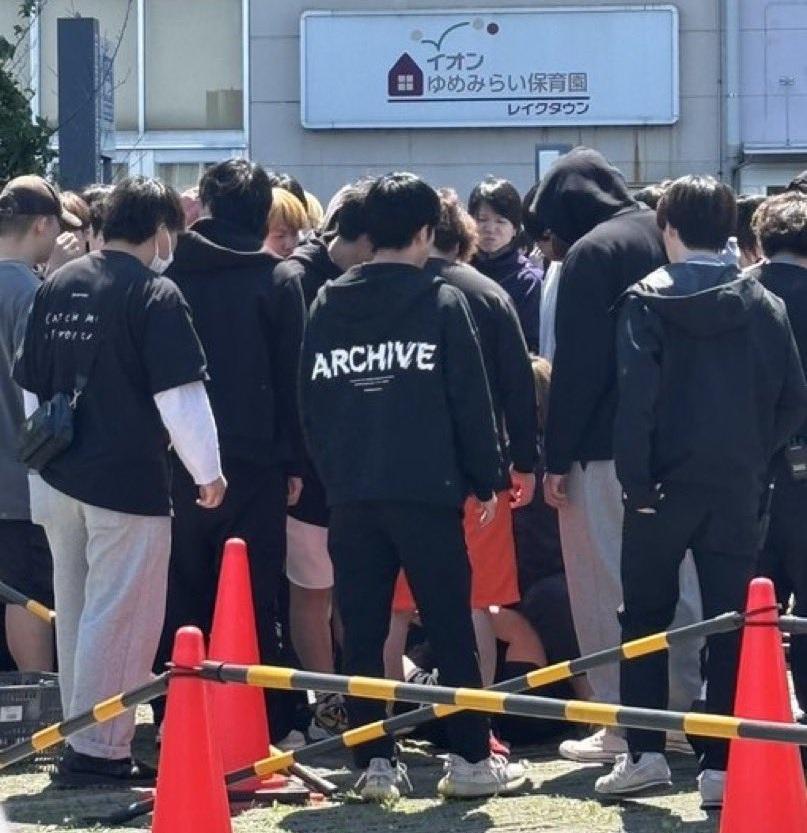 偶像粉絲會場衝突的圖片。(X)