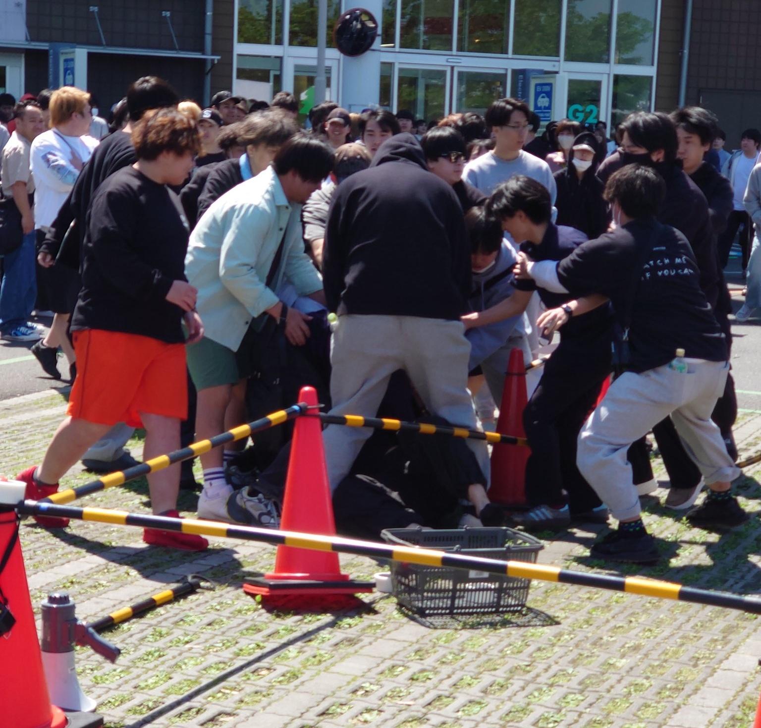 偶像粉絲會場衝突的圖片。(X)