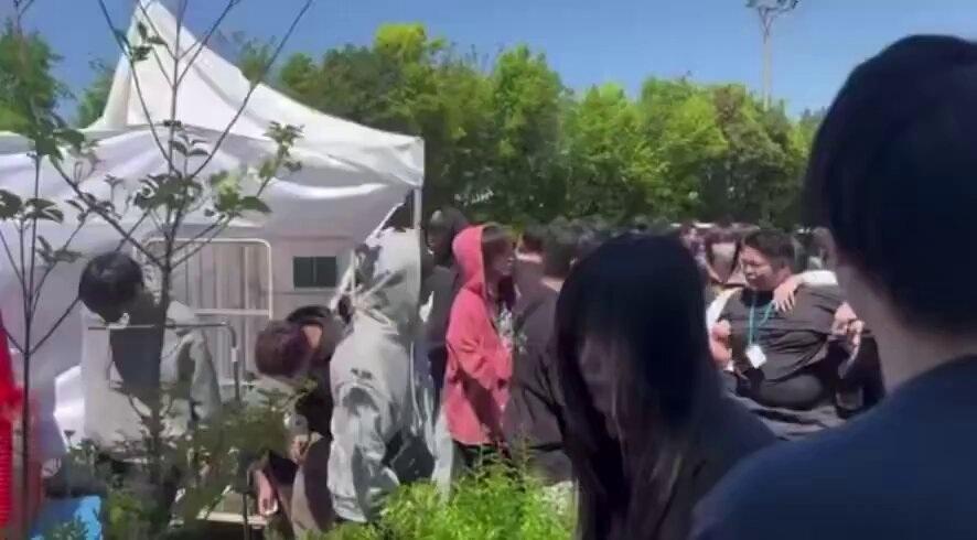 偶像粉絲會場衝突的圖片。(X)