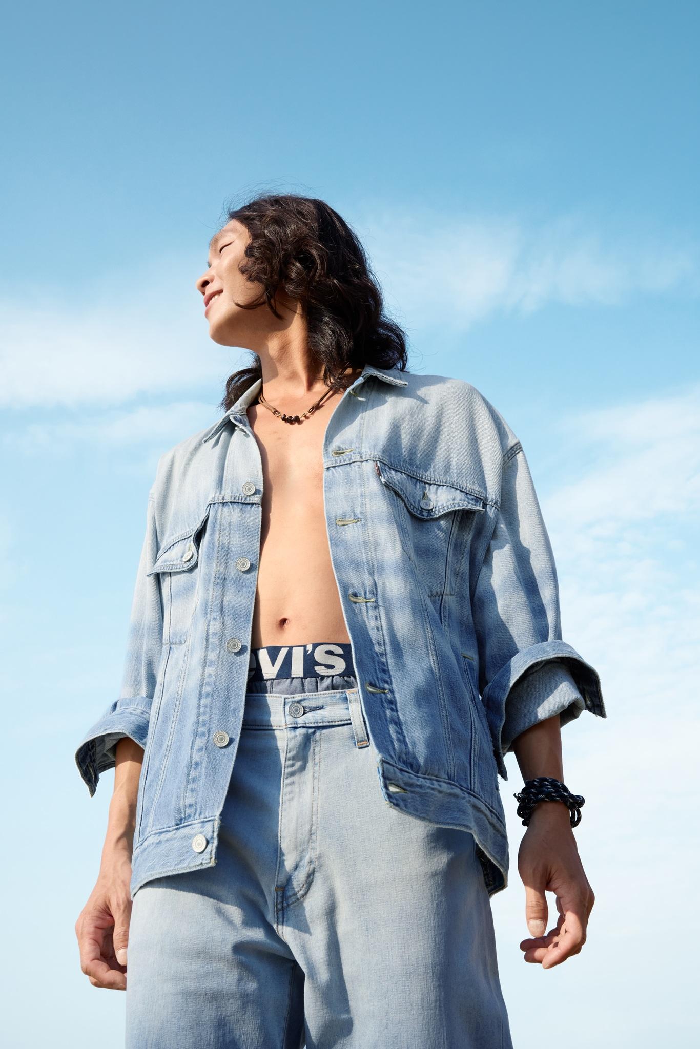 男裝同樣有多款cuting的denim shirt可供選購。