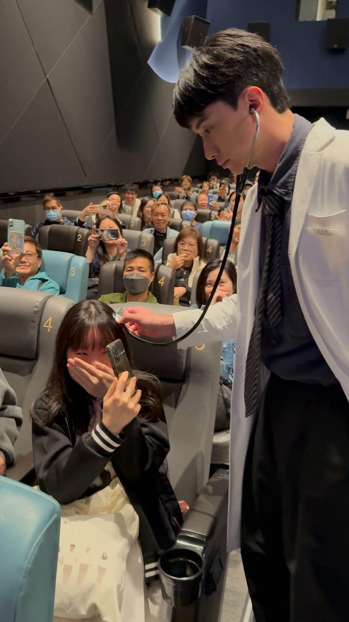 扮演「文醫生」的劉俊謙到戲院謝票。