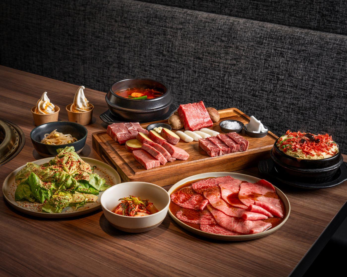 「Don't think“Yasu”套餐」($490/位),包含前菜、6款肉類、燒烤配菜、韓式料理及甜品。