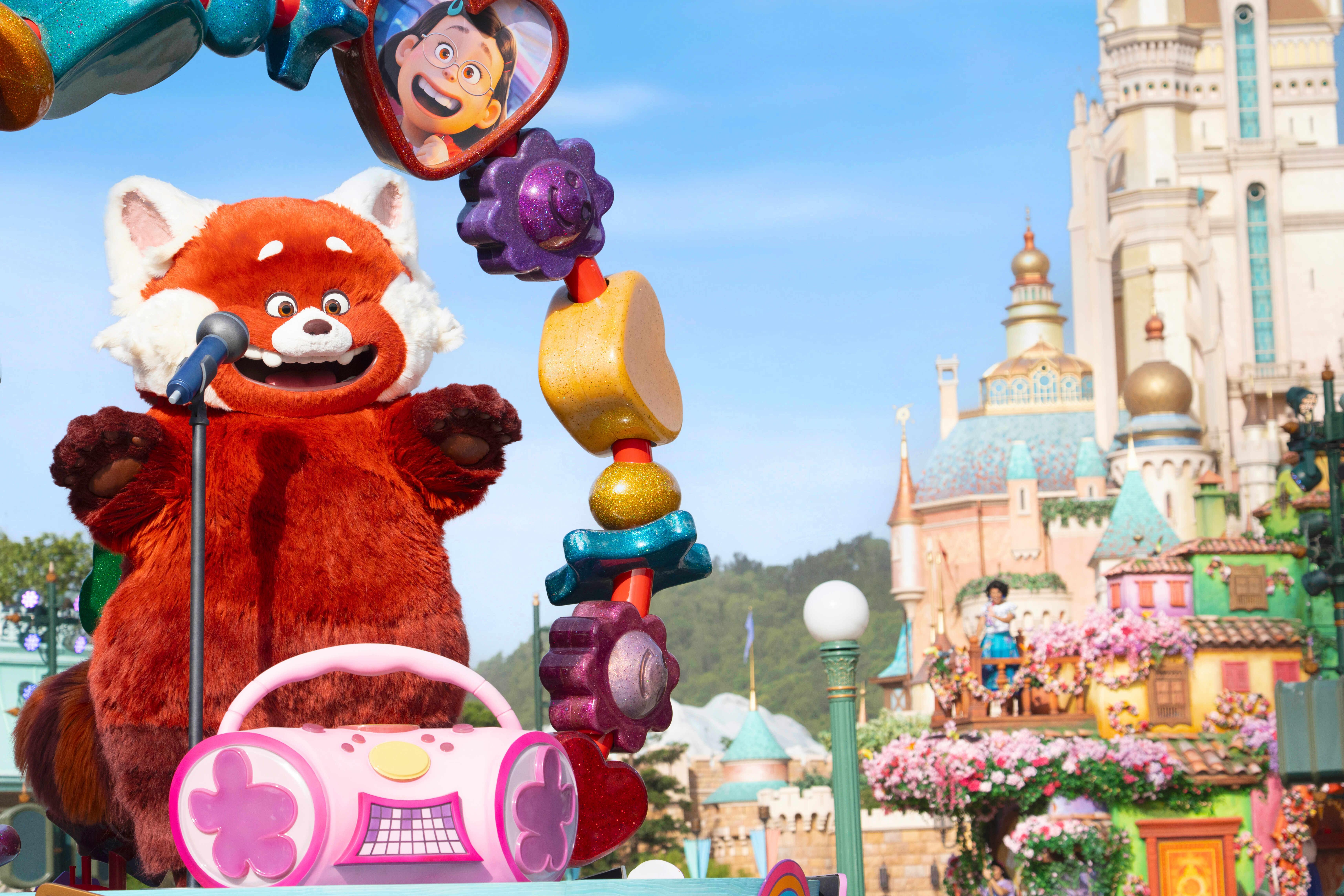 香港迪士尼樂園宣布,慶祝開幕20周年的期間限定活動,將於6月28日正式展開,並橫跨一年,將包括周年限定城堡演出、樂園史上最大型巡遊表演、以及歷來最盛大夜間匯演。(香港迪士尼樂園圖片)