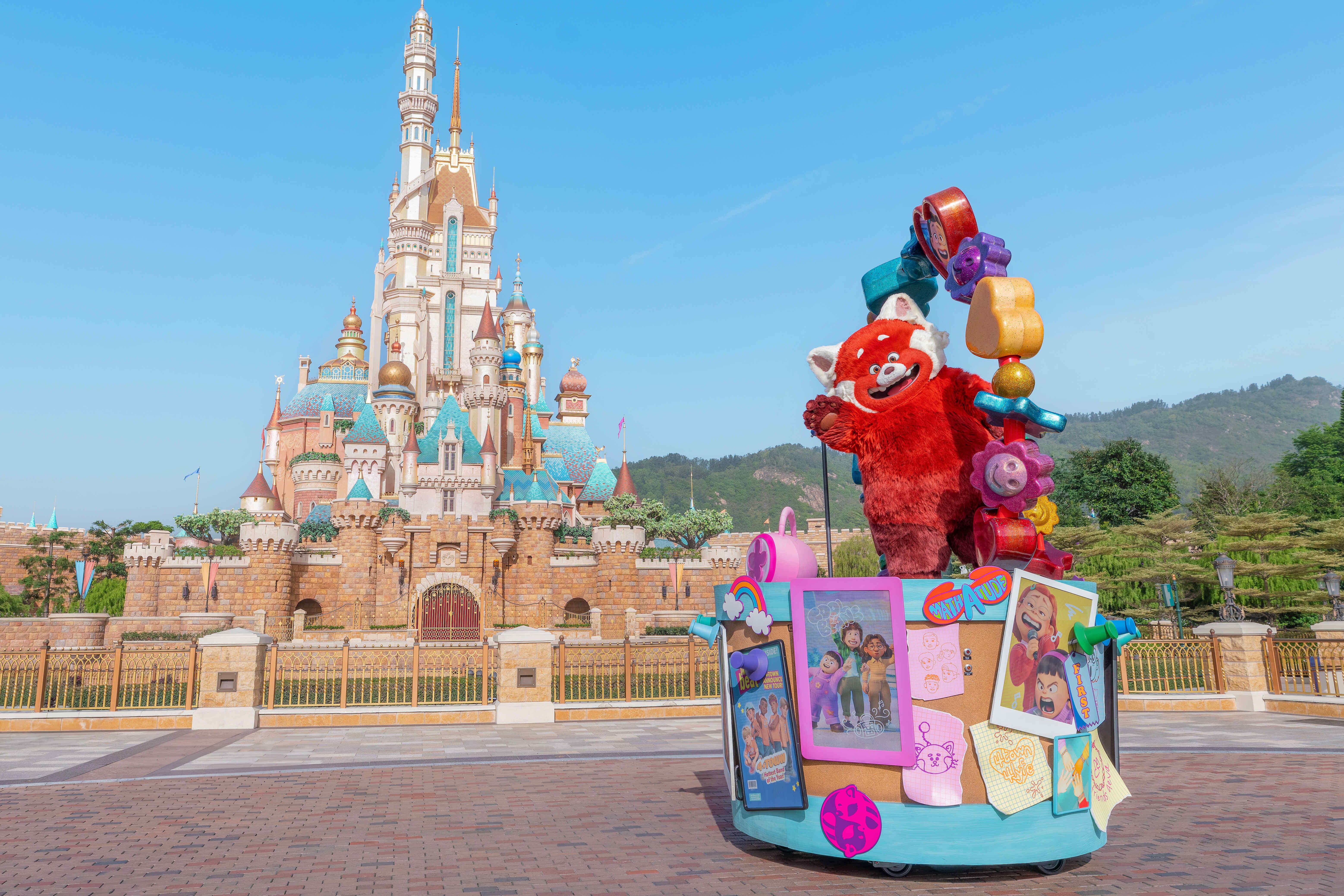 《熊抱青春記》紅熊貓美美主題花車。