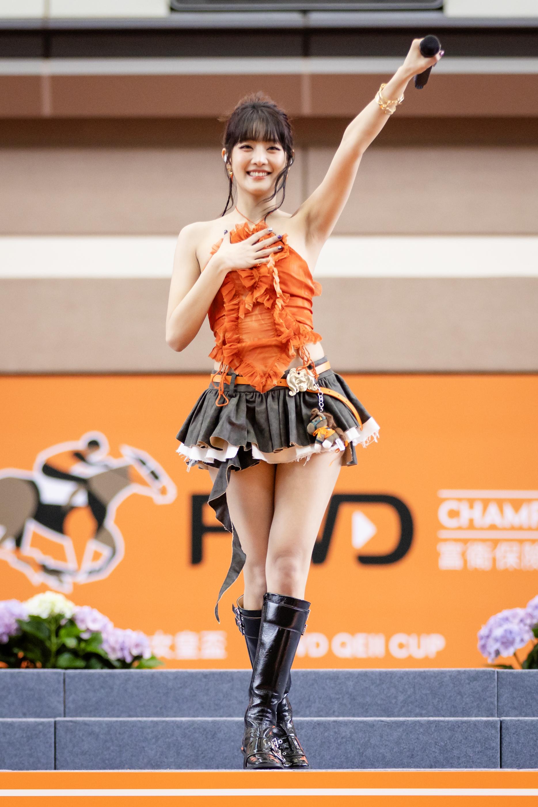 MINNIE為是次盛會打頭陣演出,一口氣演繹連串節拍強勁的快歌。