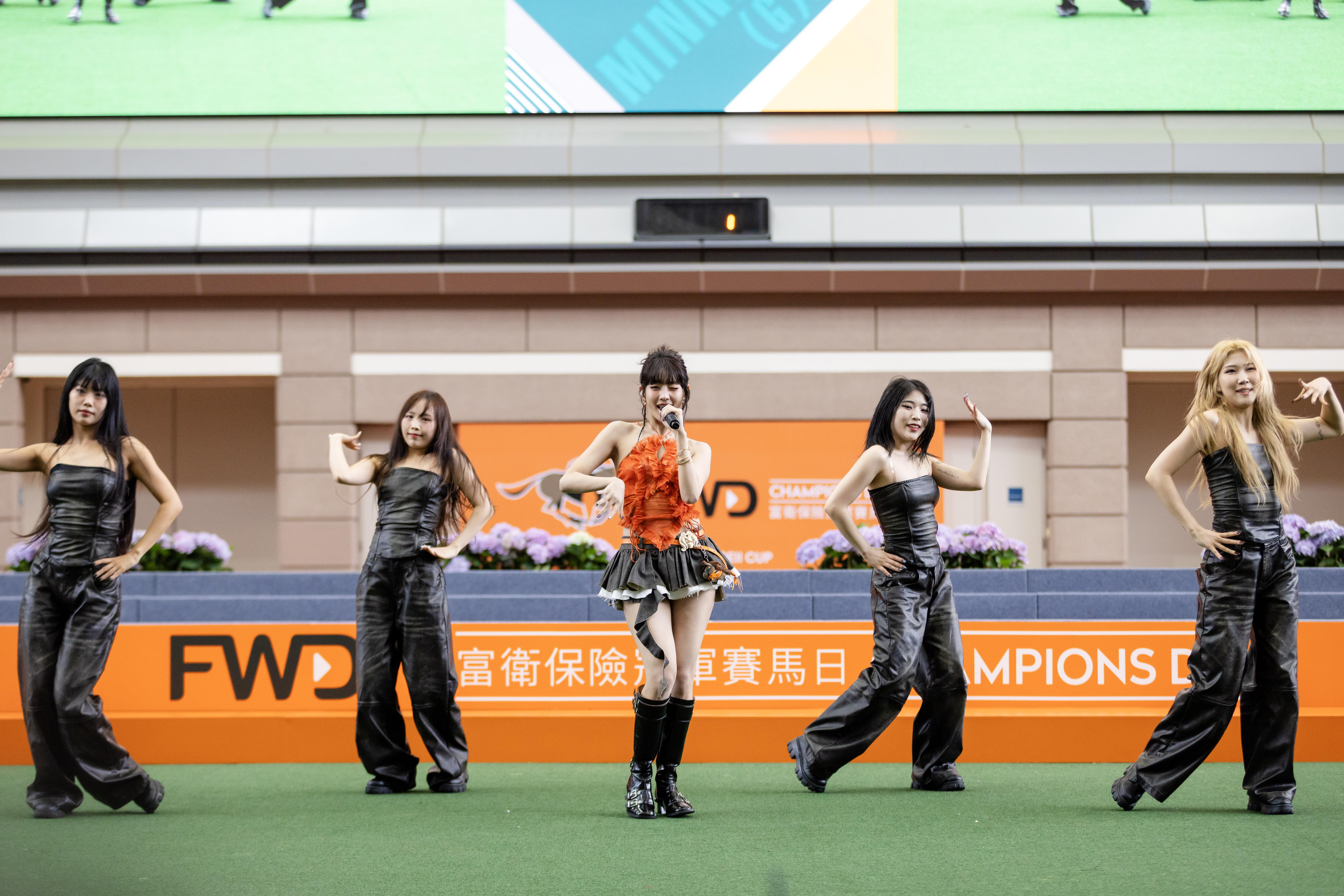 首度入馬場的人氣偶像MINNIE表示心情既興奮又緊張。