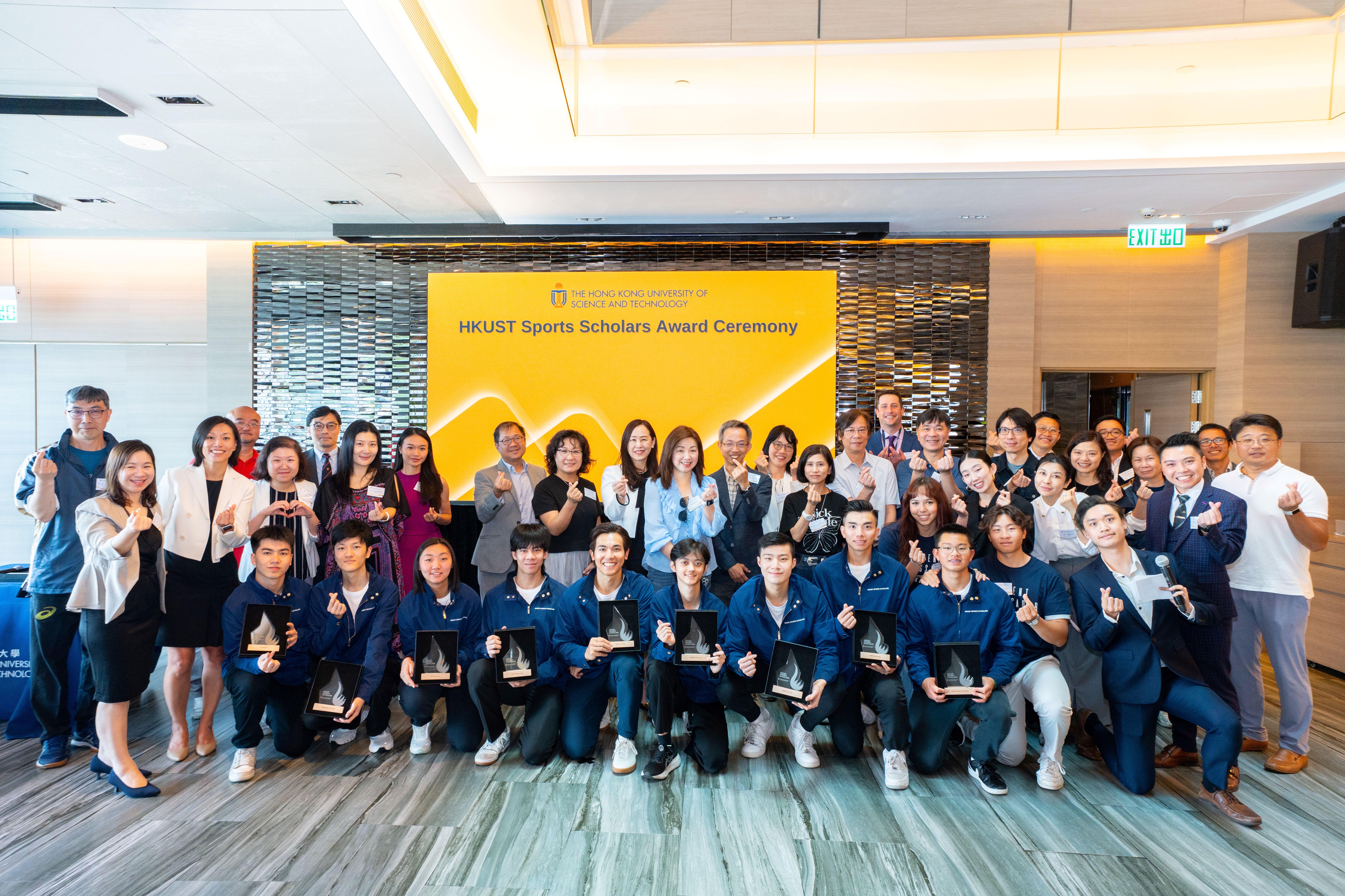 科大舉辦歡迎典禮,特別邀請學務長梁伯和教授(第二排左十)會同一眾傑出學生運動員新生、香港體育學院代表、運動員的教練、中學校長、老師及家人等,慶祝各精英運動員即將展開人生新一頁。(科大圖片)