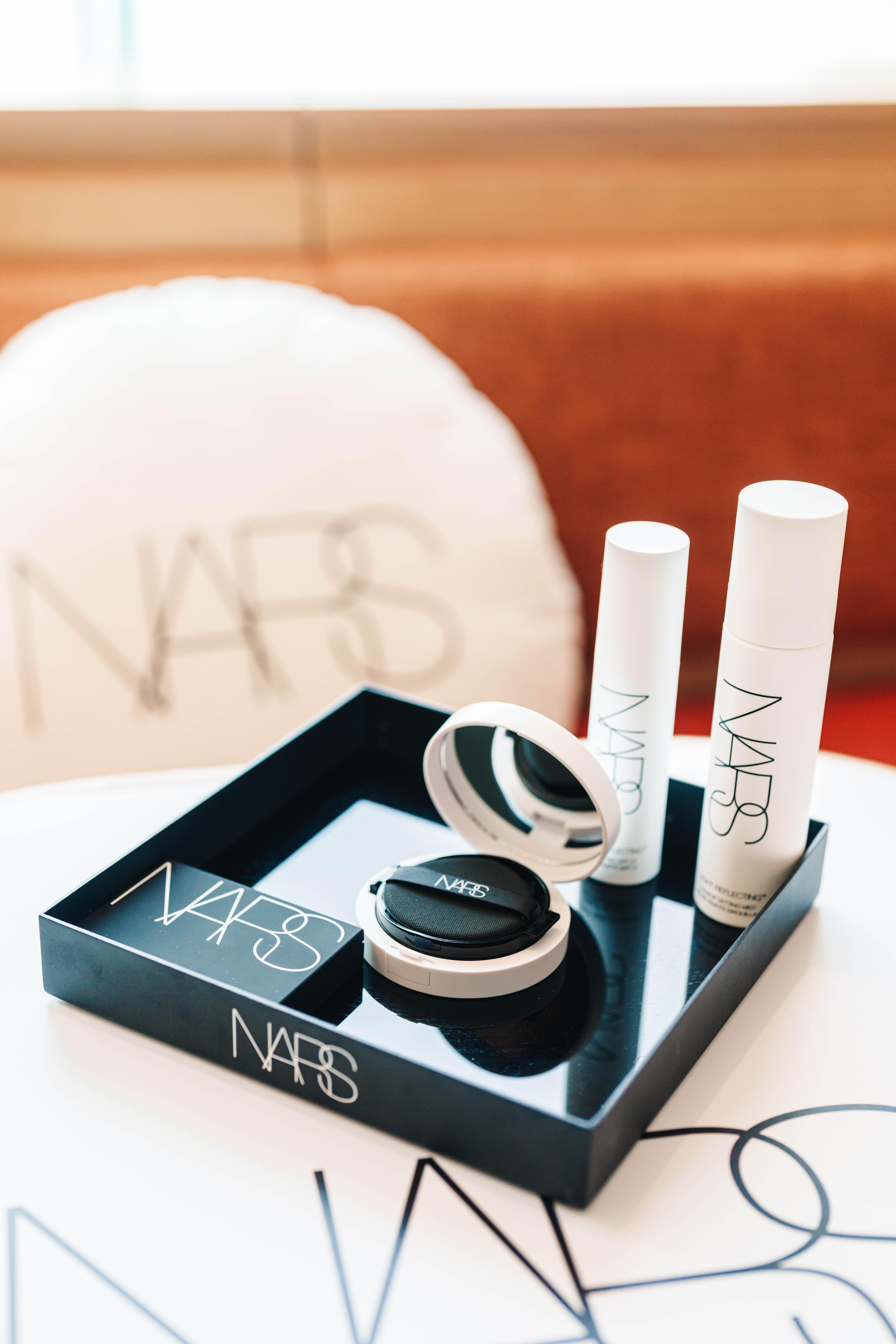 全新Light Reflecting原生光亮肌精華氣墊粉底主打提升肌膚光澤,做到化妝同時護膚,帶來素肌妝感。