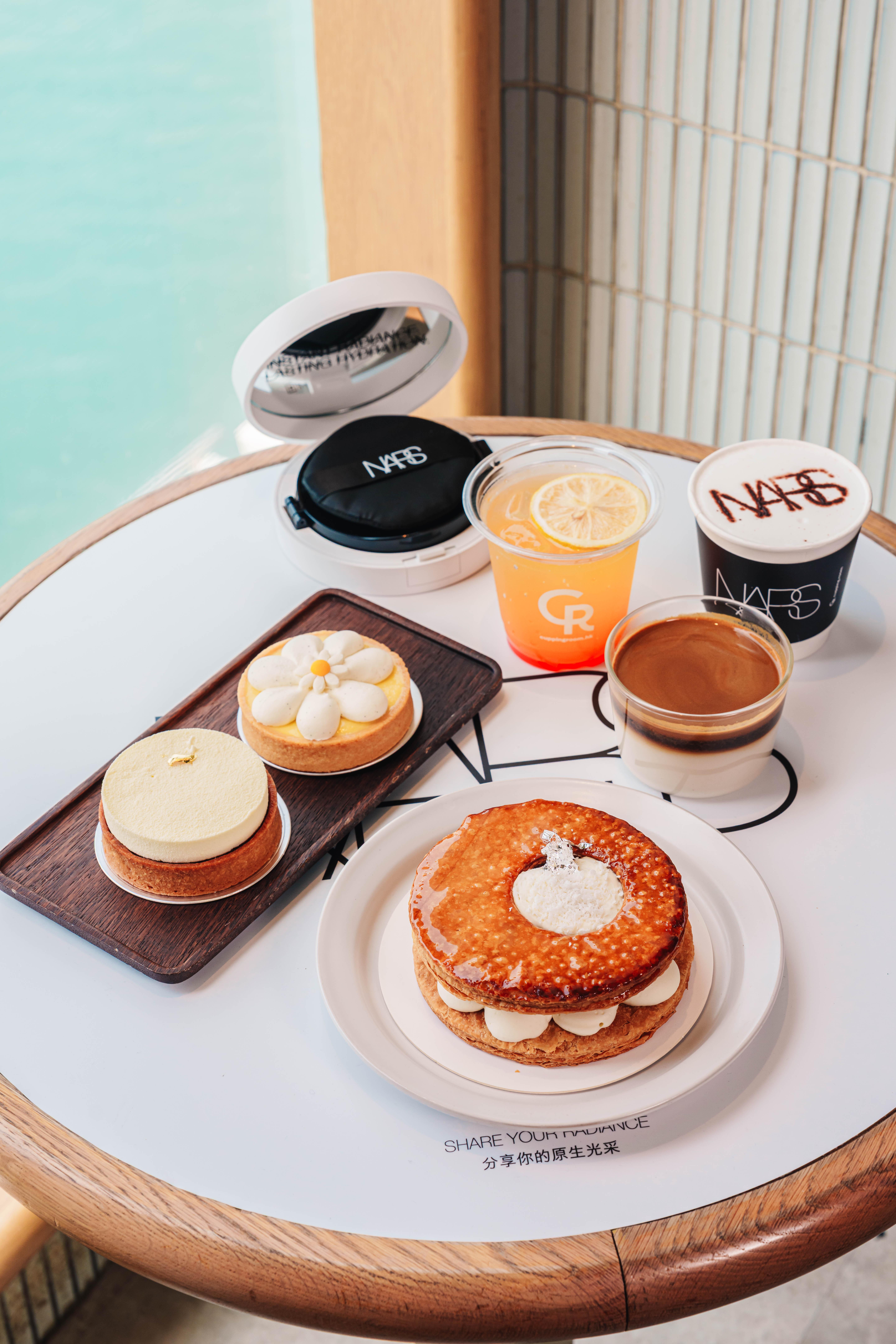 NARS LIGHT REFLECTING光之咖啡店再登場,現場有一系列限定的咖啡與精緻甜點。