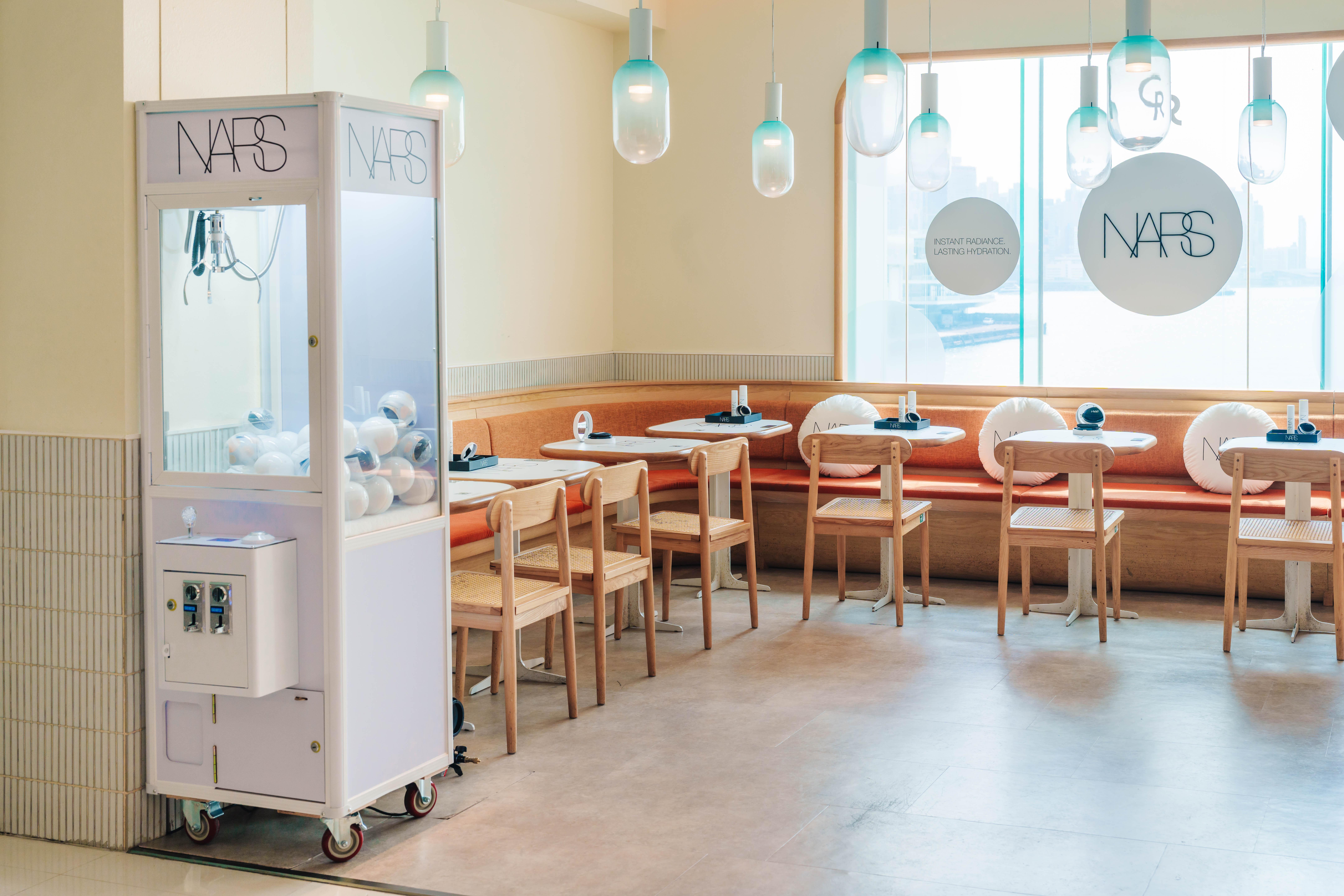 凡購買限定Light Reflecting光之咖啡店餐單(甜點或飲品),即可免費玩夾波波機一次,有機會獲得迷你唇膏、粉底液、修眉劵等禮品。