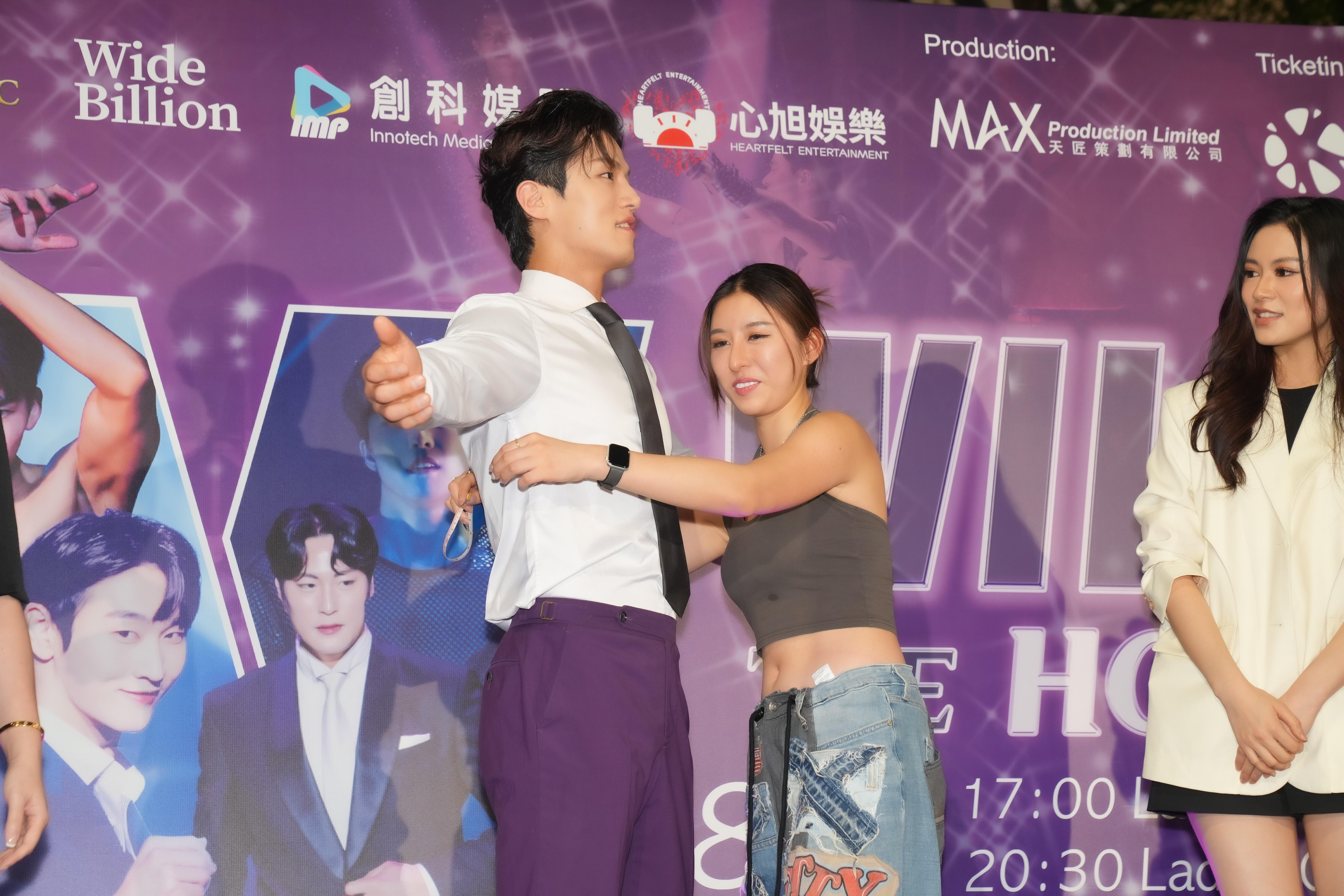 四位型男跟一眾女嘉賓有親密互動。