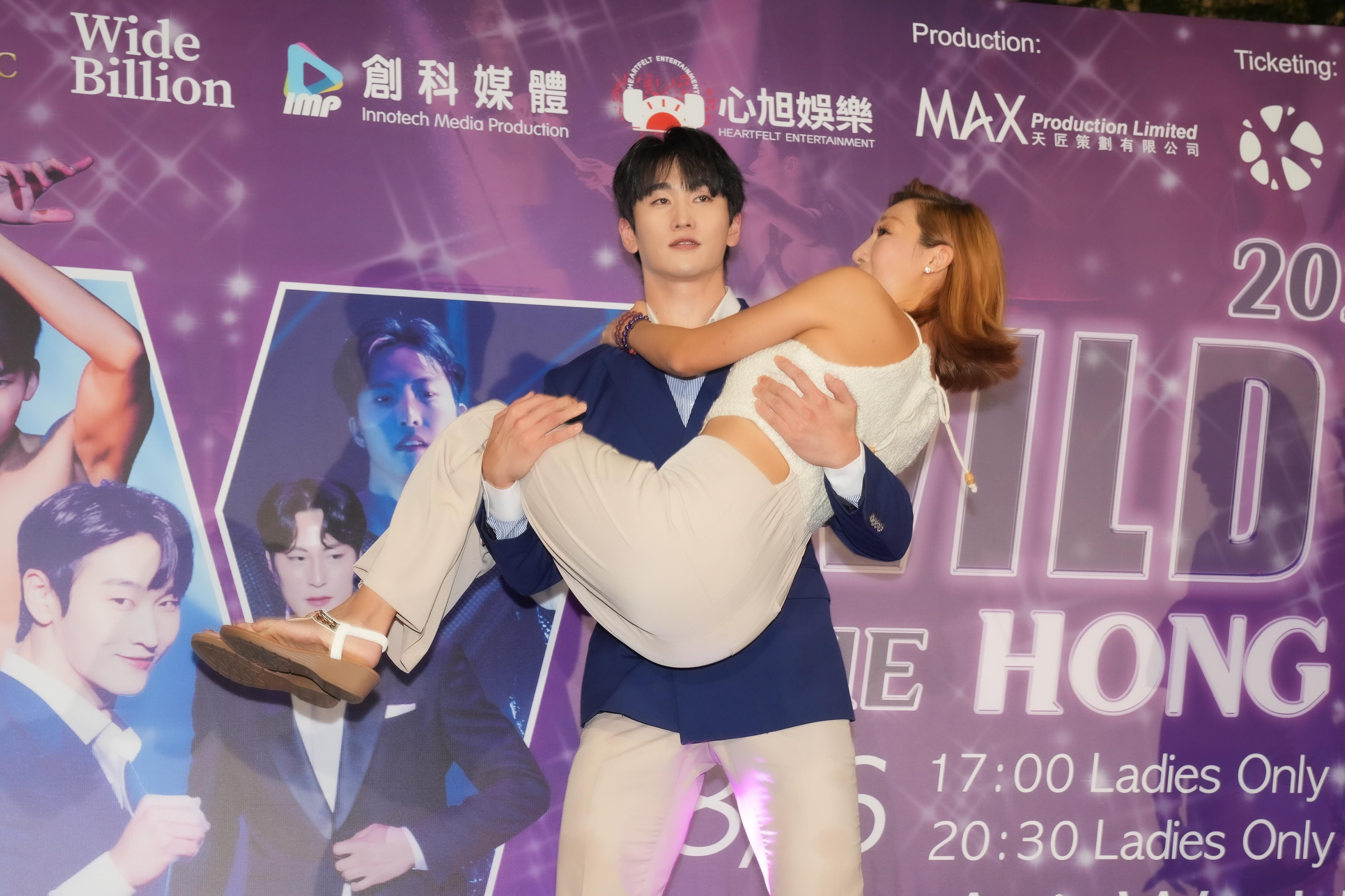 四位型男跟一眾女嘉賓有親密互動。