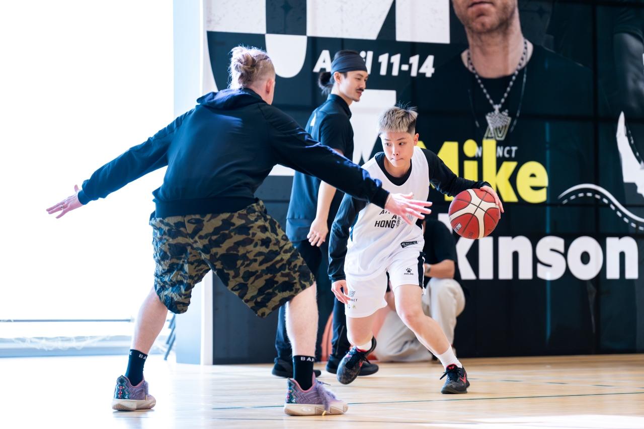 著名NBA運動表現教練艾堅遜訪港交流,何佩盈參與訓練。