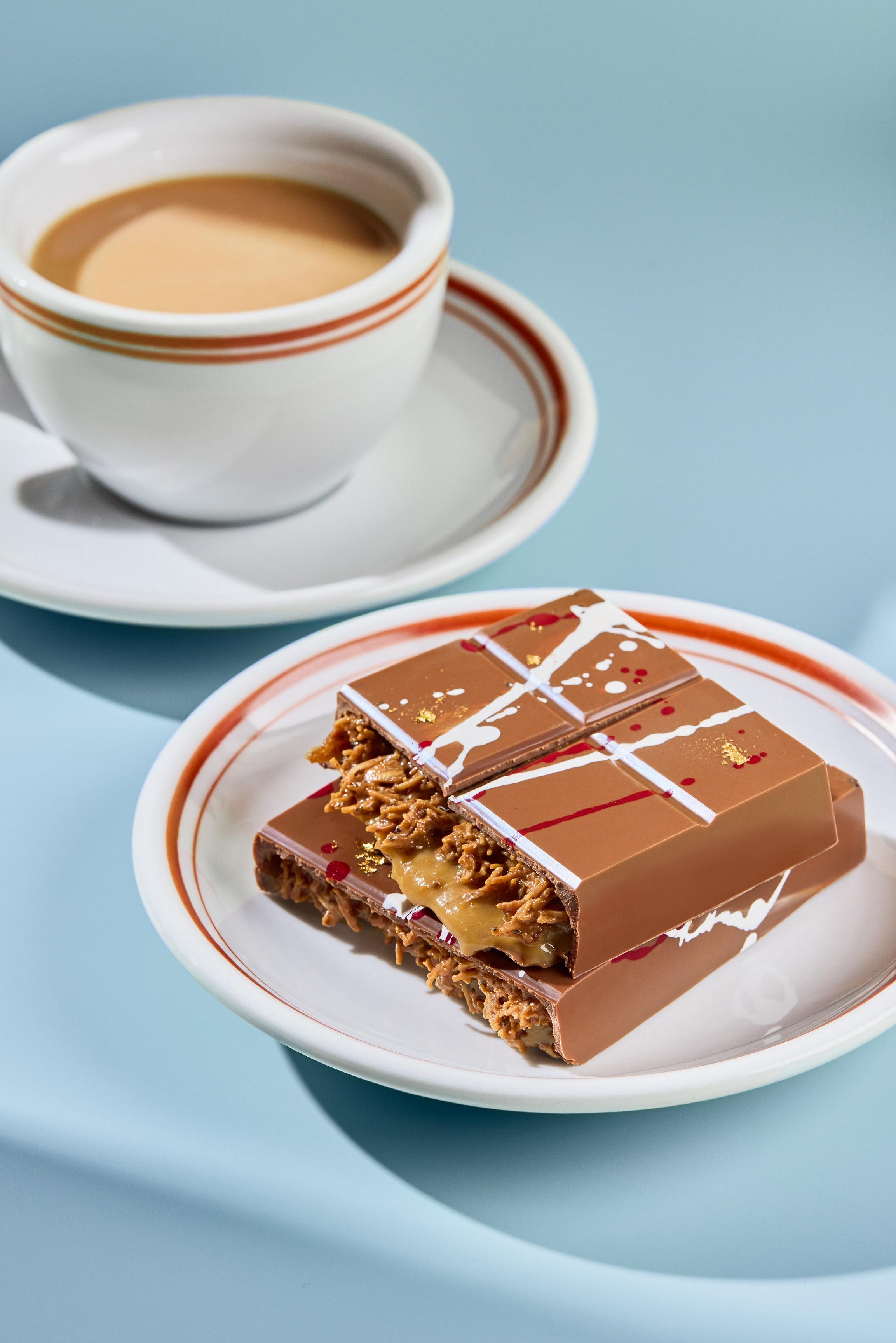 手工港式奶茶脆脆朱古力上層為杏仁朱古力醬混合錫蘭紅茶粉配以Kataifi酥絲,下層濃郁的奶茶朱古力軟心醬,以錫蘭紅茶、淡奶及忌廉調製成。