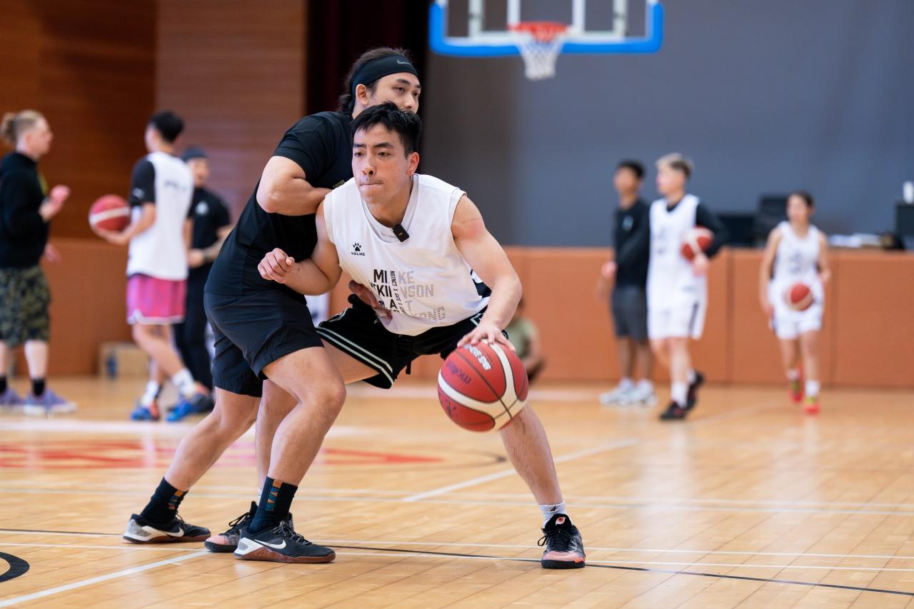 著名NBA運動表現教練艾堅遜訪港交流,李旭川@Hoopsfactory參與其中。