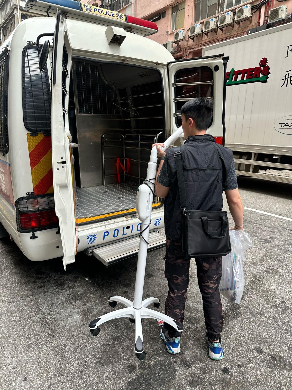 警方檢獲一批牙科用具,儀器及漂白劑。(警方圖片)