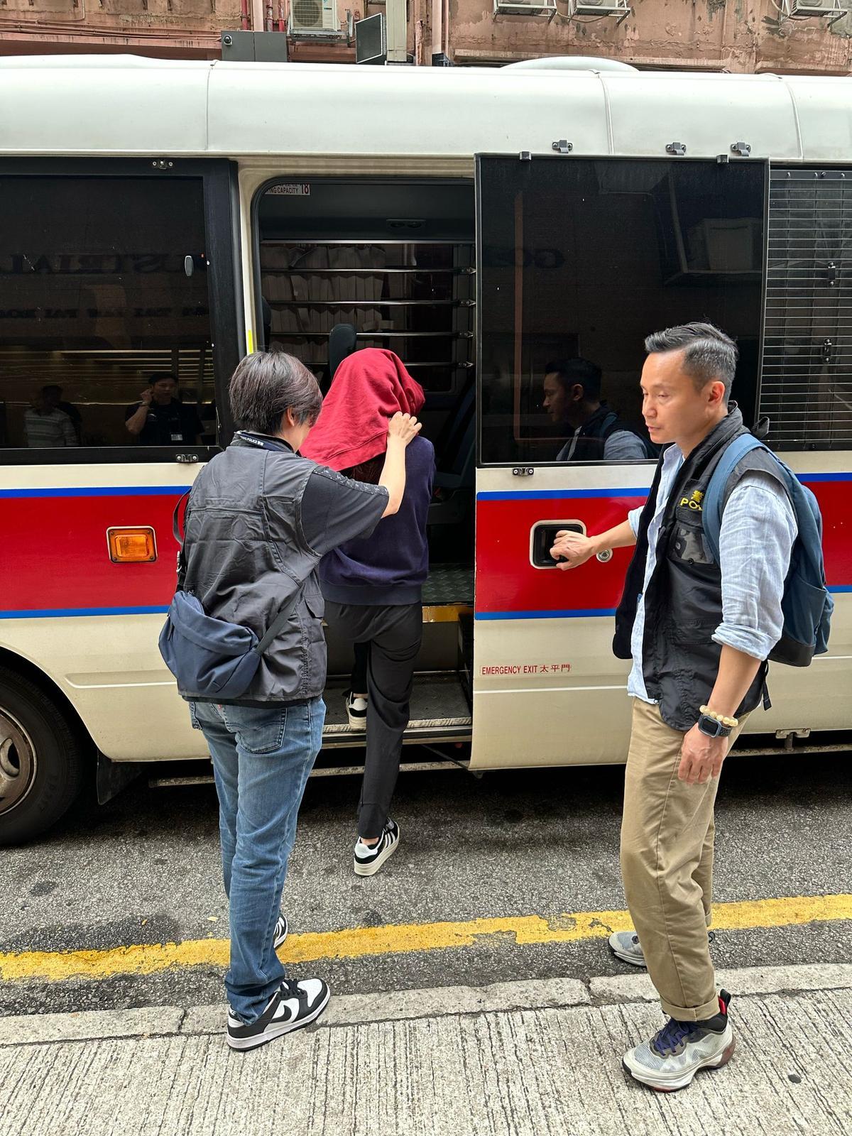 警葵涌放蛇拘24歲無牌牙醫,涉非法提供牙齒美白服務。(警方圖片)