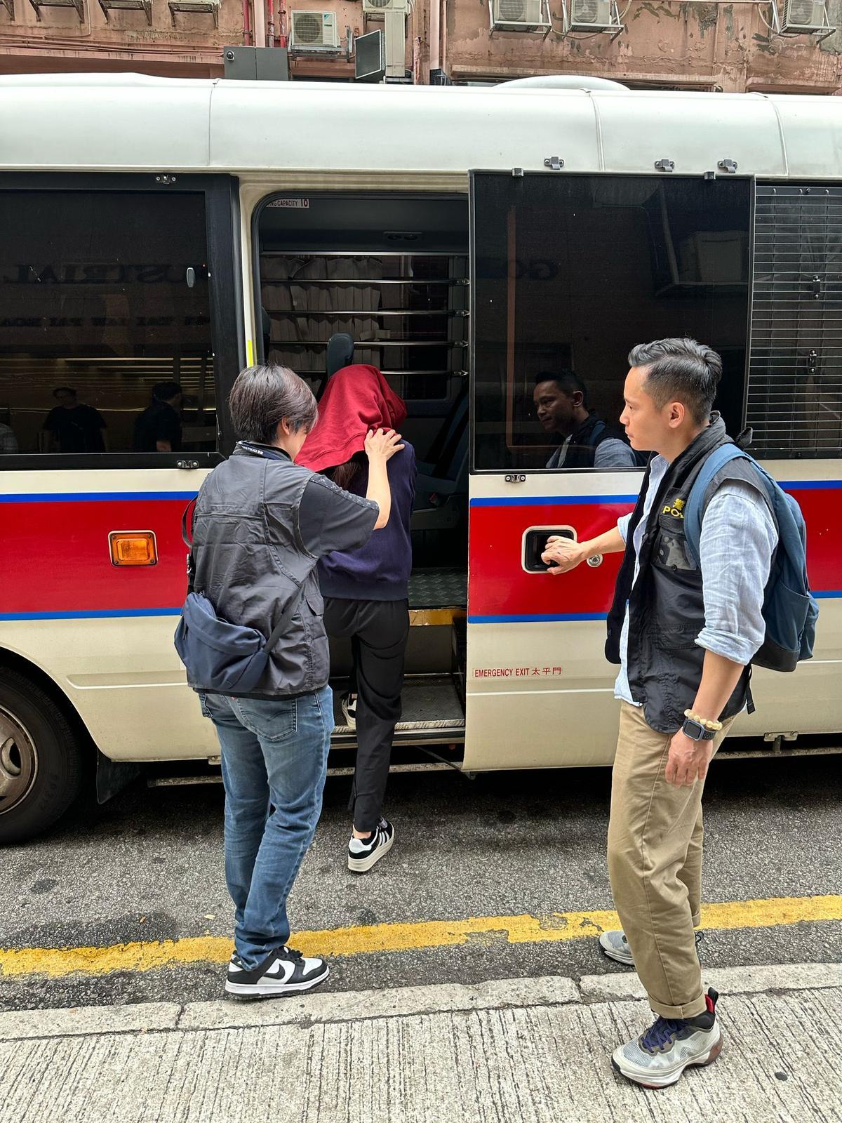 警葵涌放蛇拘24歲無牌牙醫,涉非法提供牙齒美白服務。(警方圖片)