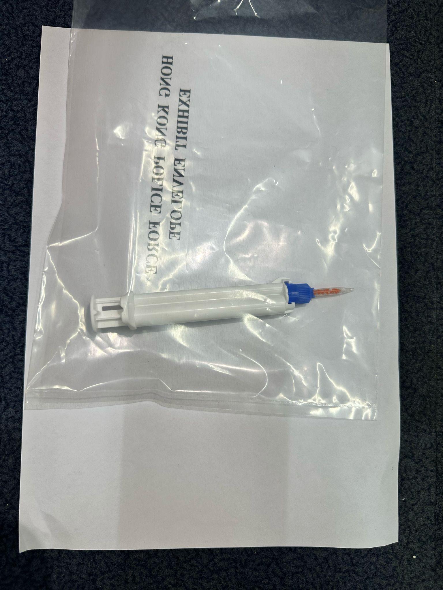 警方檢獲一批牙科用具,儀器及漂白劑。(警方圖片)