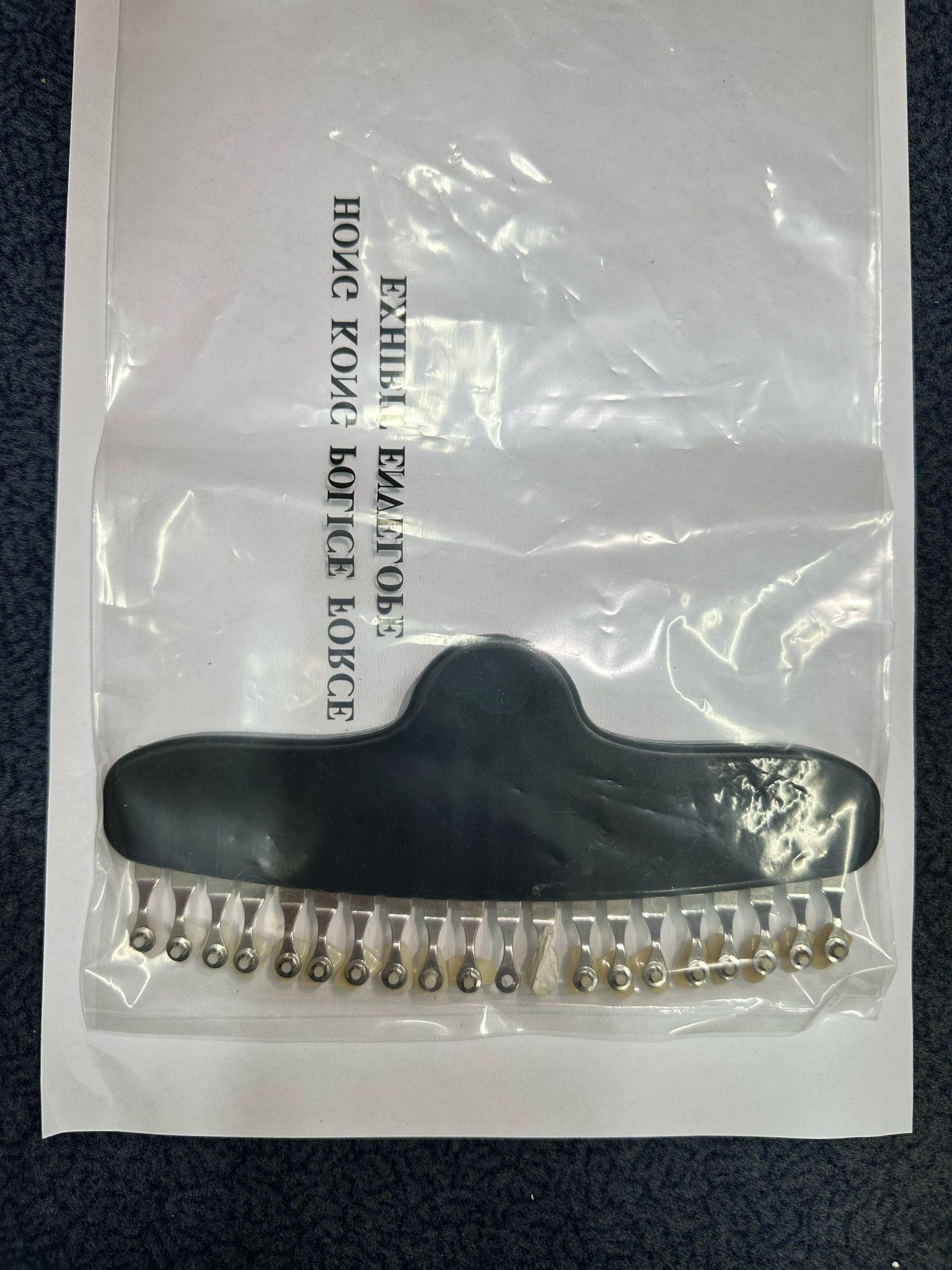 警方檢獲一批牙科用具,儀器及漂白劑。(警方圖片)