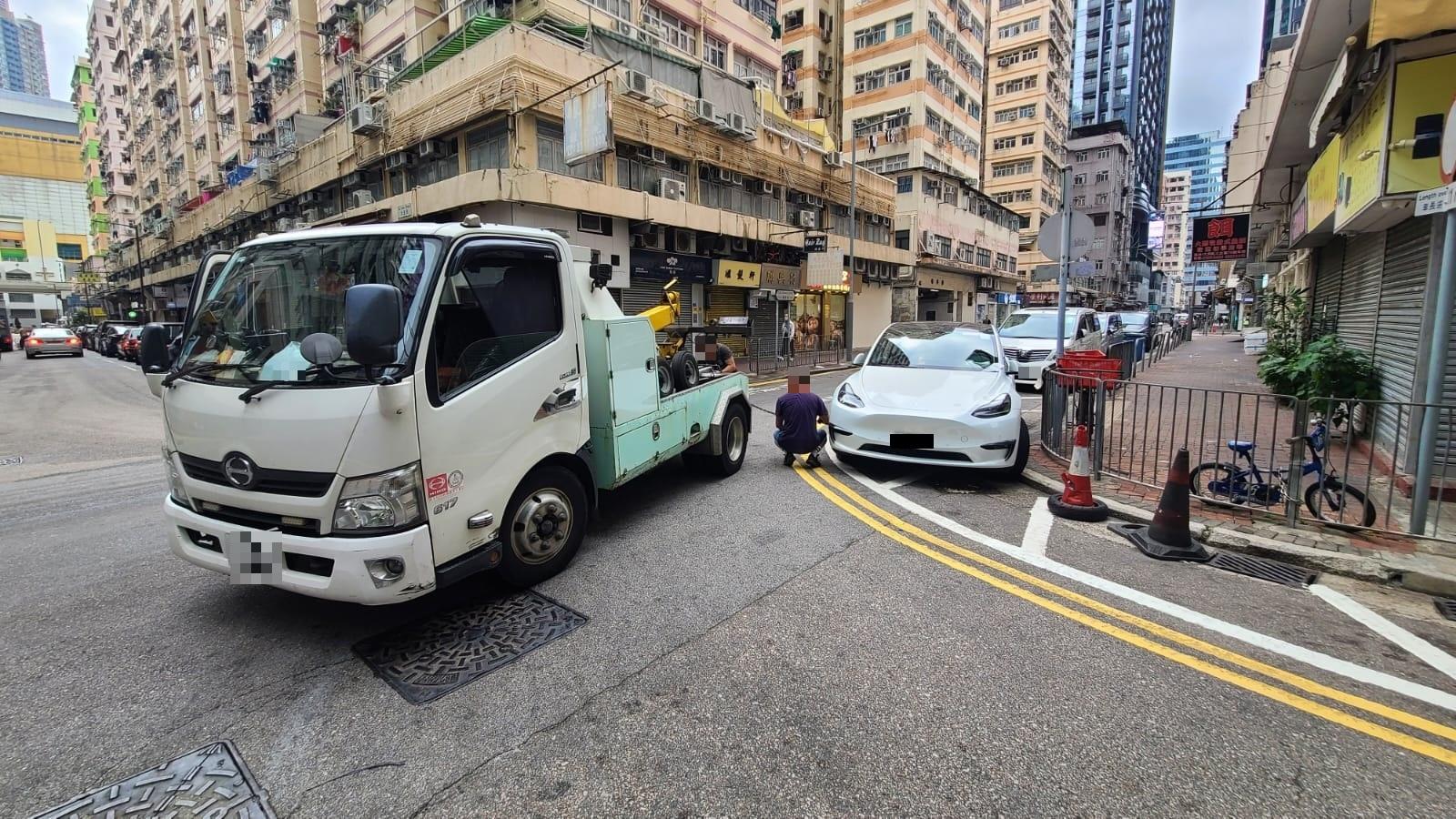 警西九龍交通黑點打擊違泊等,拘4男電動單車車主。(警方圖片)