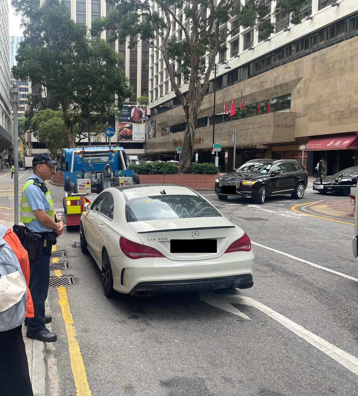 警西九龍交通黑點打擊違泊等,拘4男電動單車車主。(警方圖片)