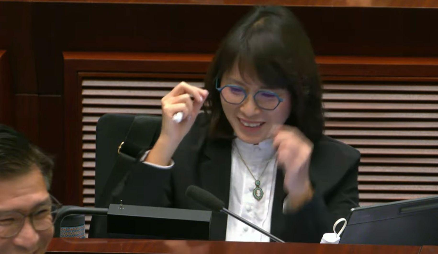 江玉歡問政府盲人申請電子駕駛執照安排(立法會直播截圖)