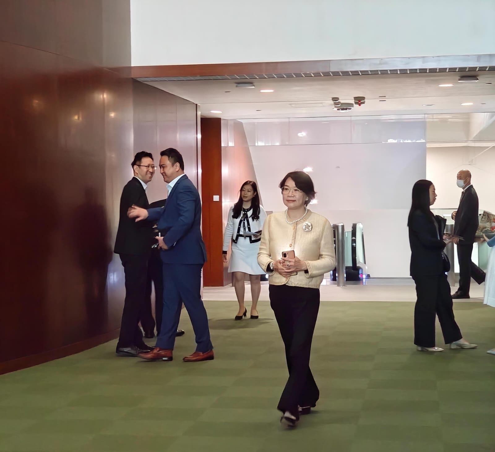 Ray 梁美芬指特意穿「金庫色」審議預算案,寓意預算案「含金量」十足