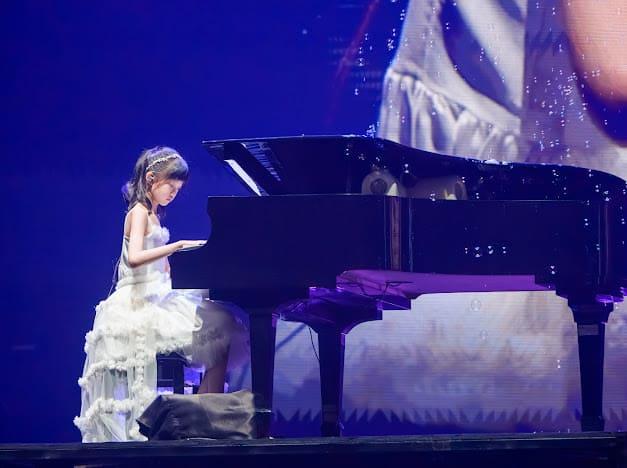 兩位女兒鋼琴彈奏《心有獨鍾》掀全場大合唱成焦點