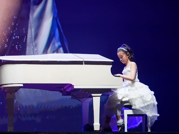 兩位女兒鋼琴彈奏《心有獨鍾》掀全場大合唱成焦點