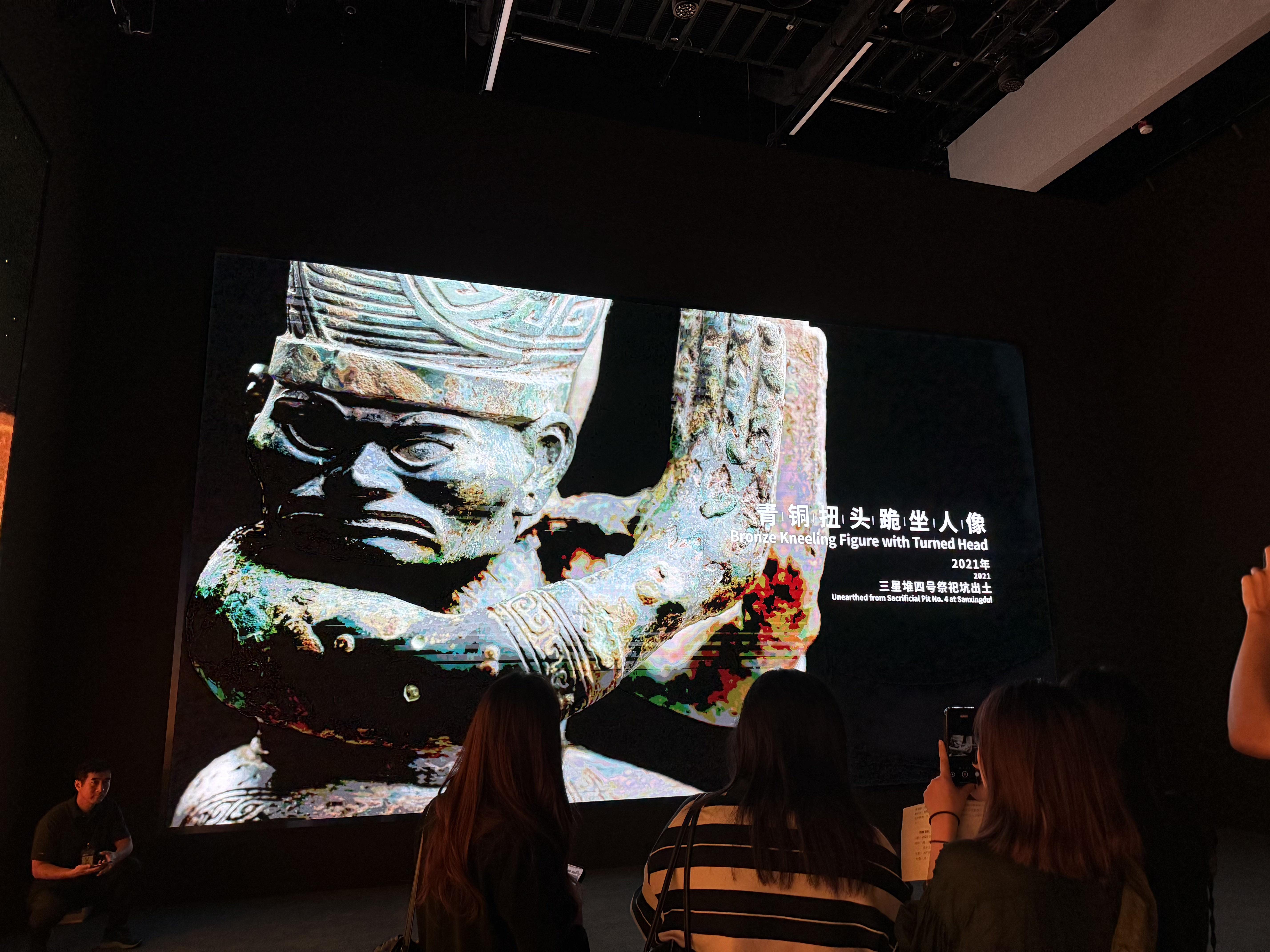 12K影片欣賞文物的各種細節及圖騰