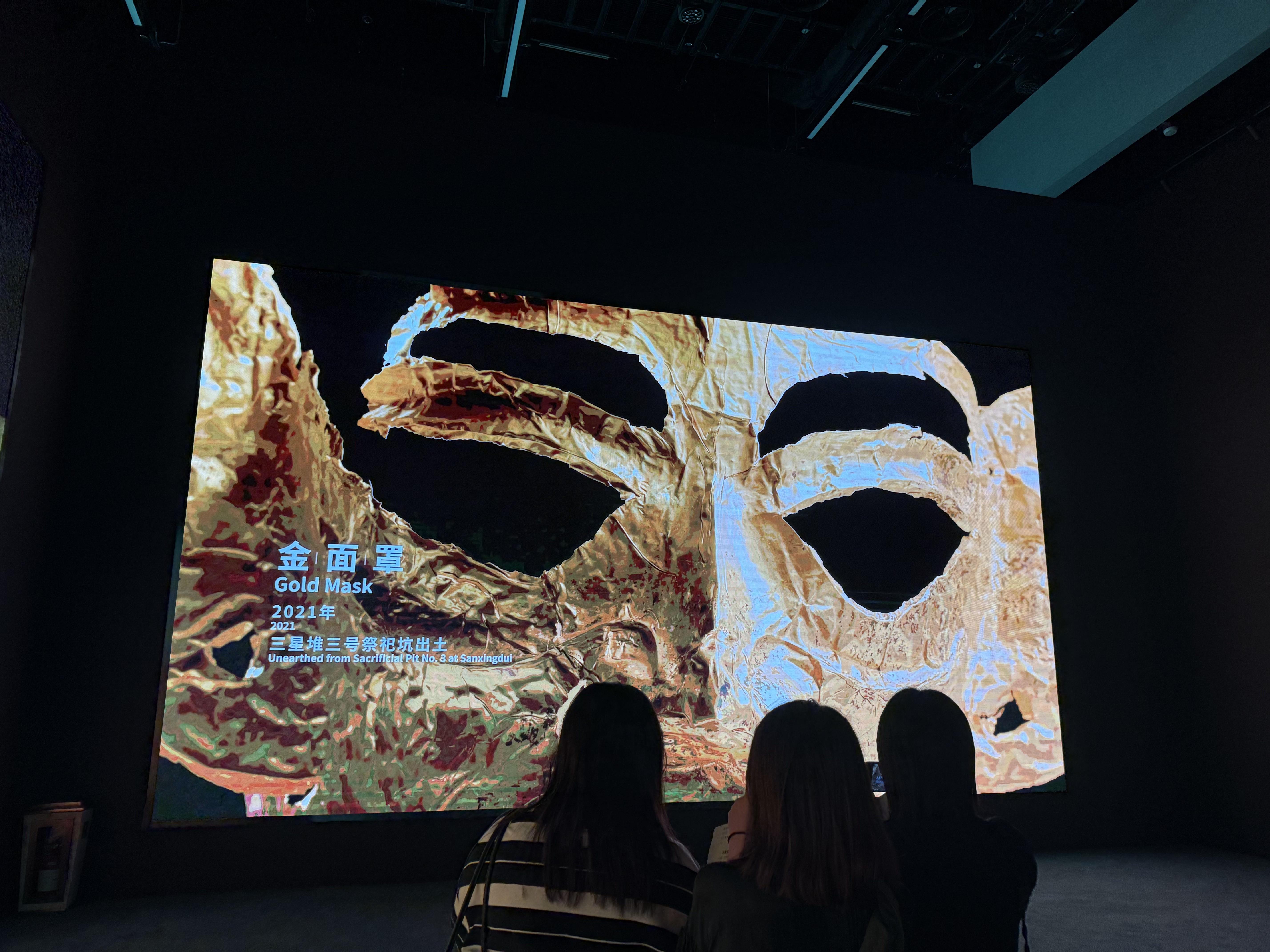 12K影片欣賞文物的各種細節及圖騰