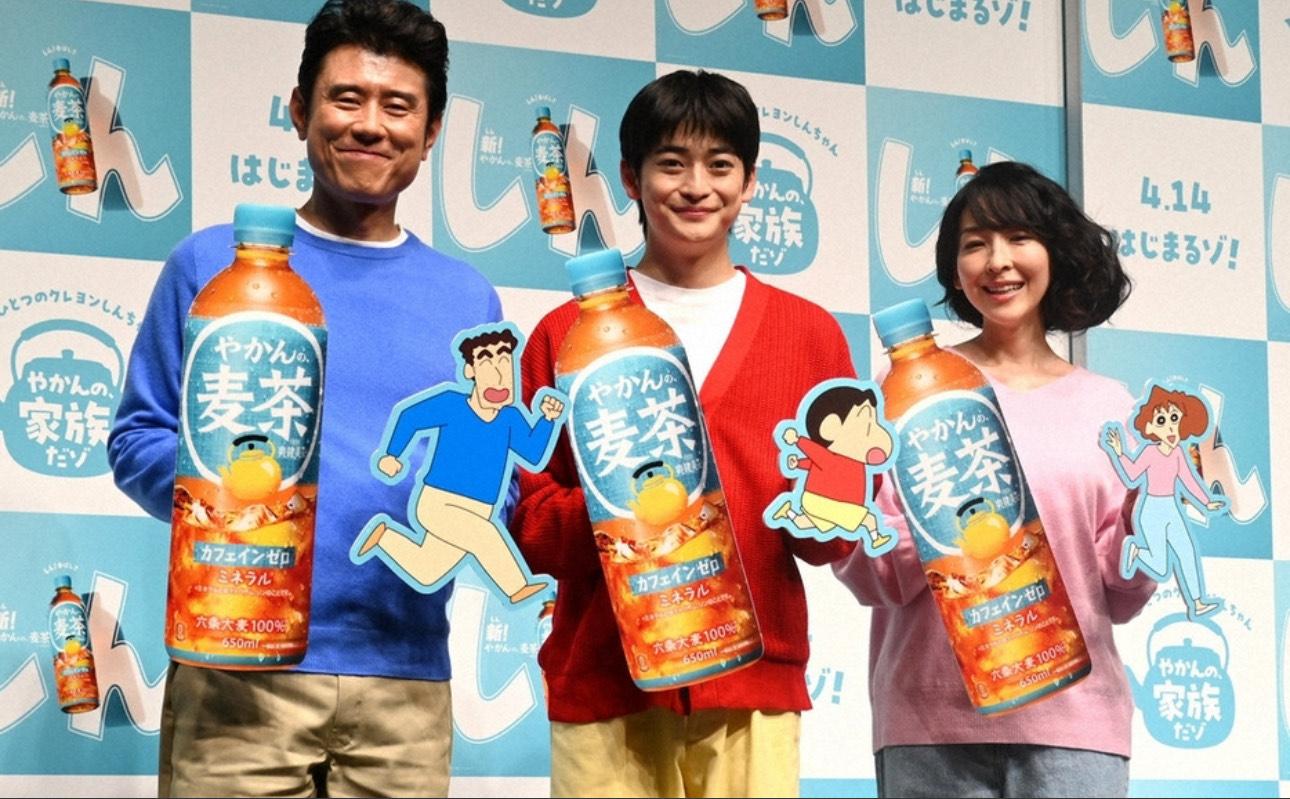 昨日,高橋文哉、原田泰造、麻生久美子以「一家三口」姿態現身東京舉行的特別試映會。