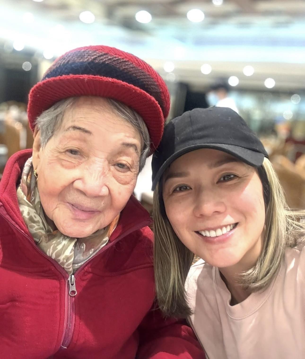 吳文忻與嫲嫲慶祝99歲生日,精神不俗。