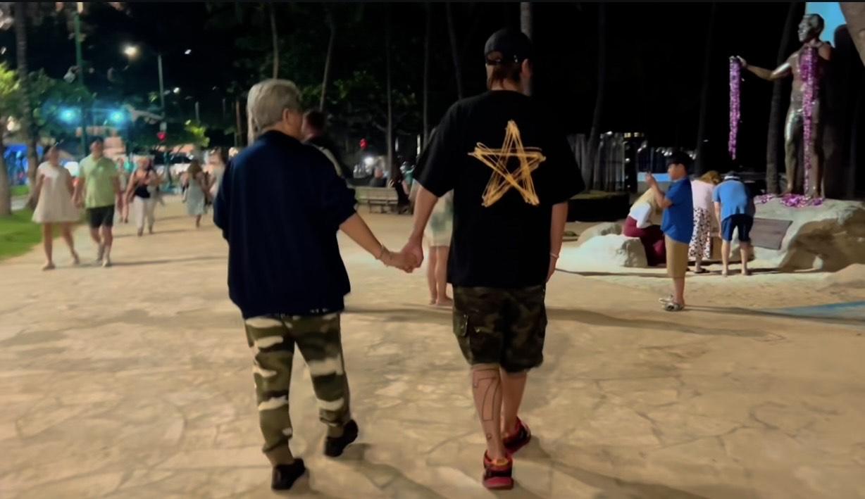 小豬與媽媽手拖手,場面溫馨。