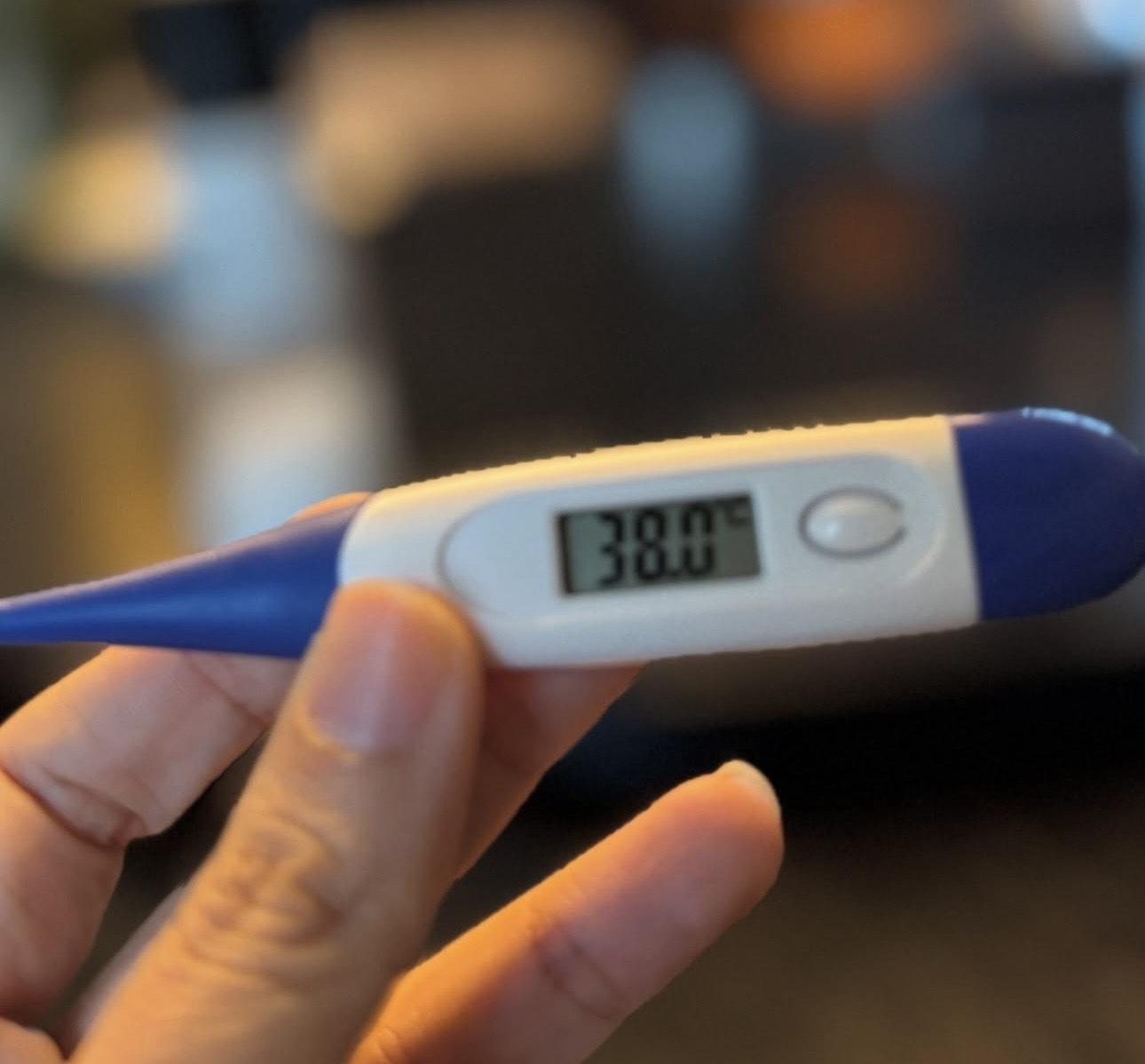 吳文忻昨晚突貼出發燒至38度的相片。